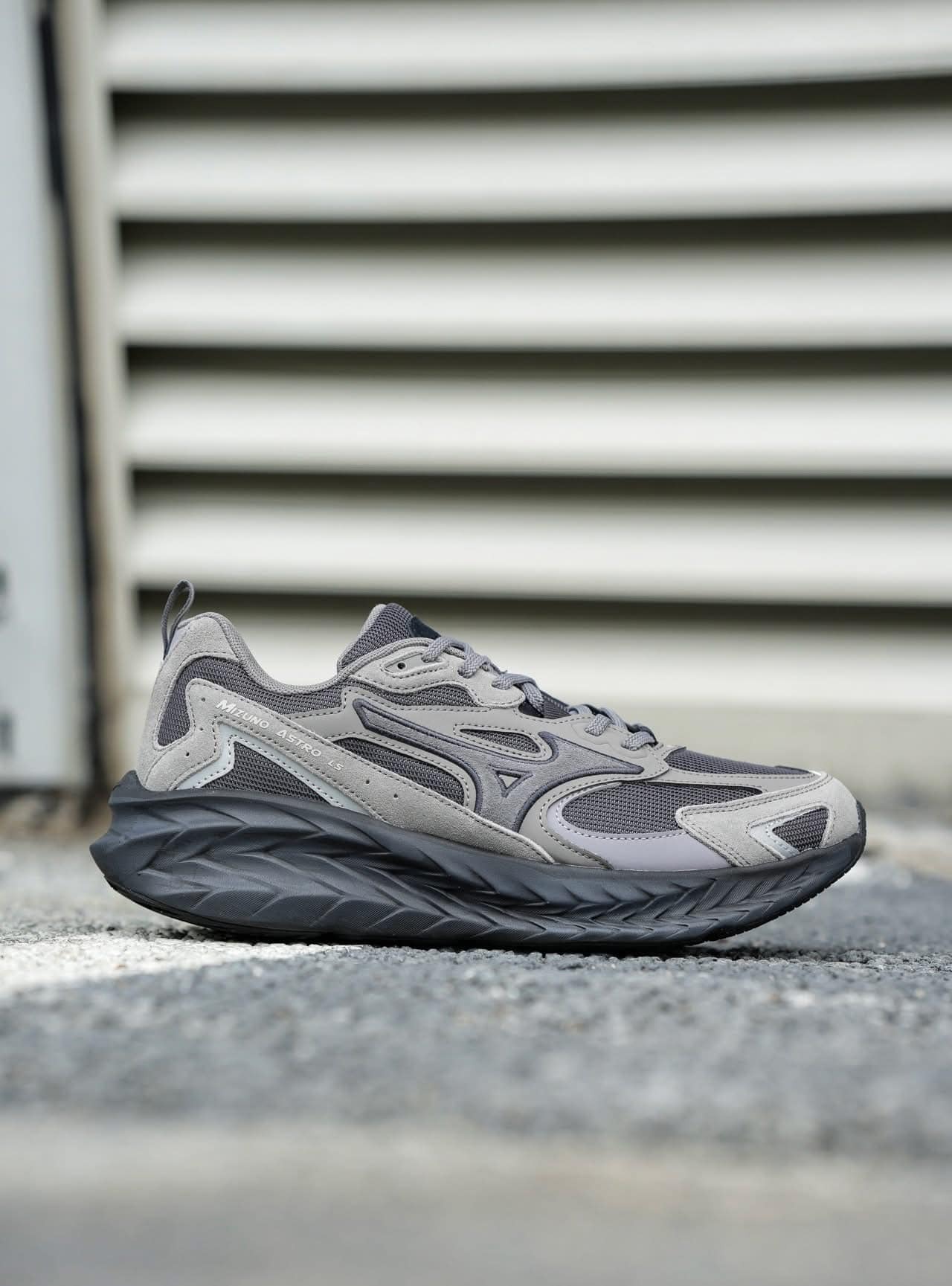 Mizuno ASTRO LS 厚底慢跑鞋 灰色系列