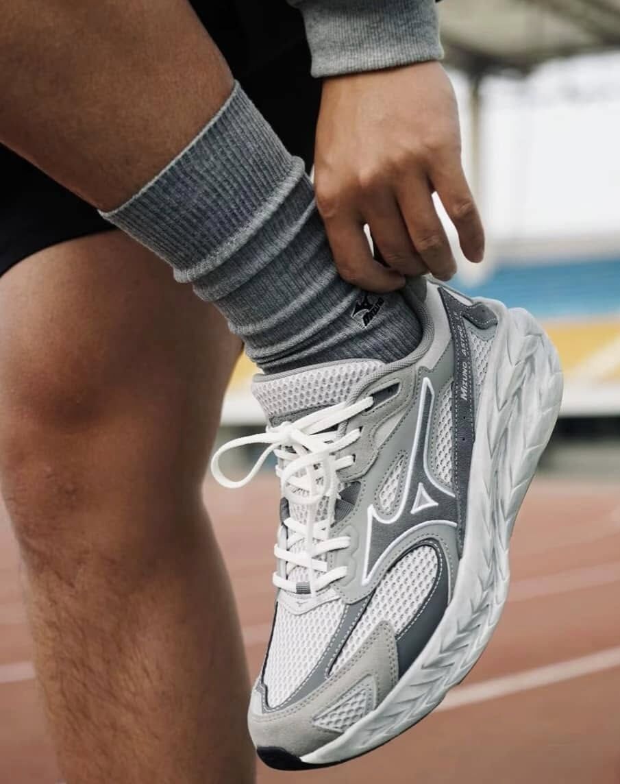Mizuno ASTRO LS 厚底慢跑鞋 灰色系列