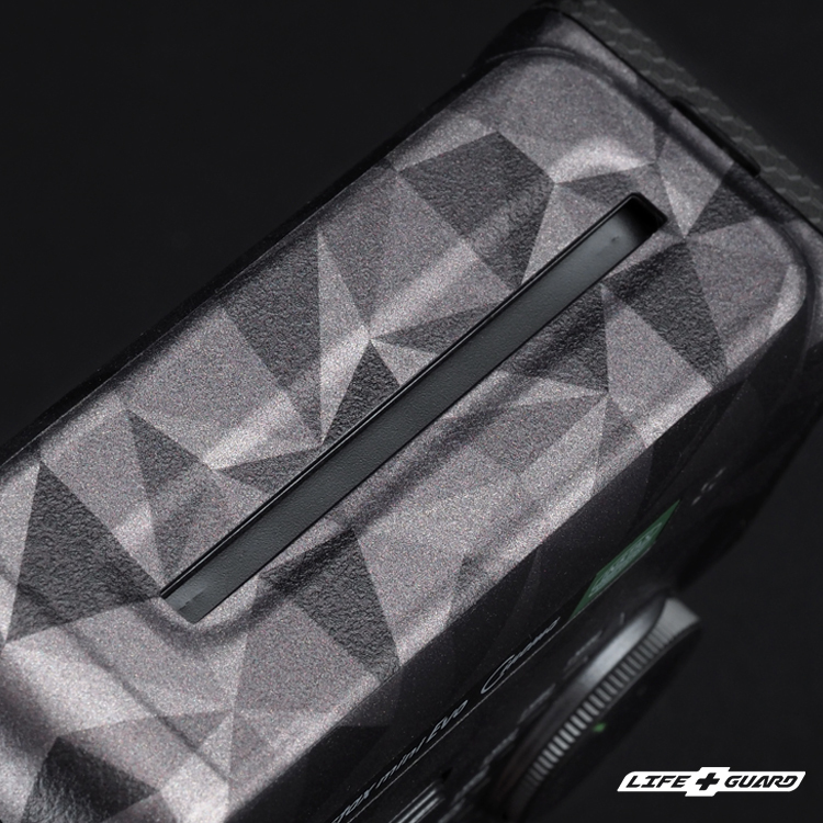 FUJIFILM instax mini Evo Cinema 貼膜質感特寫，LIFE+GUARD 稜鏡鈦PMTI獨特設計風格