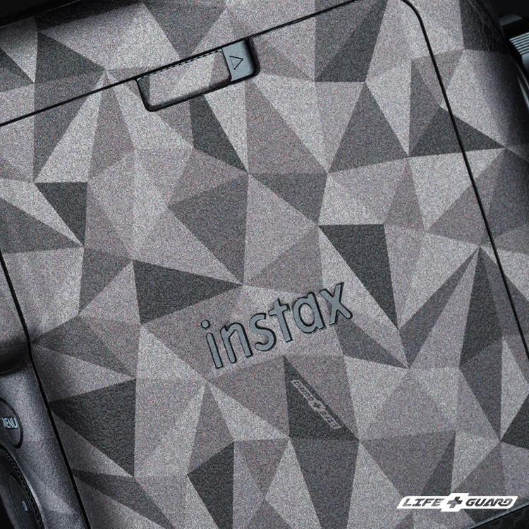 FUJIFILM instax mini Evo Cinema 貼膜質感特寫，LIFE+GUARD 專機專屬設計開版