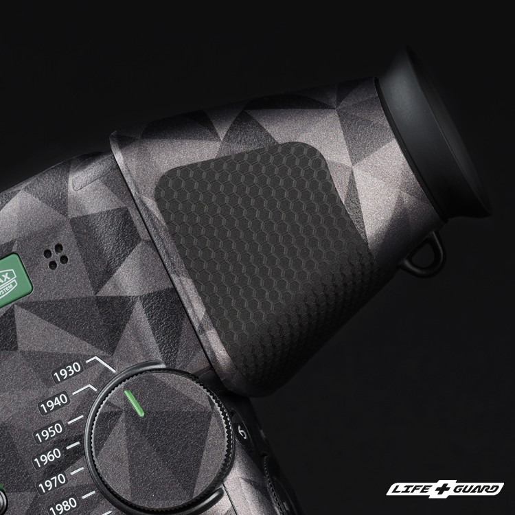 FUJIFILM instax mini Evo Cinema 貼膜質感特寫，LIFE+GUARD 稜鏡鈦PMTI獨特設計風格