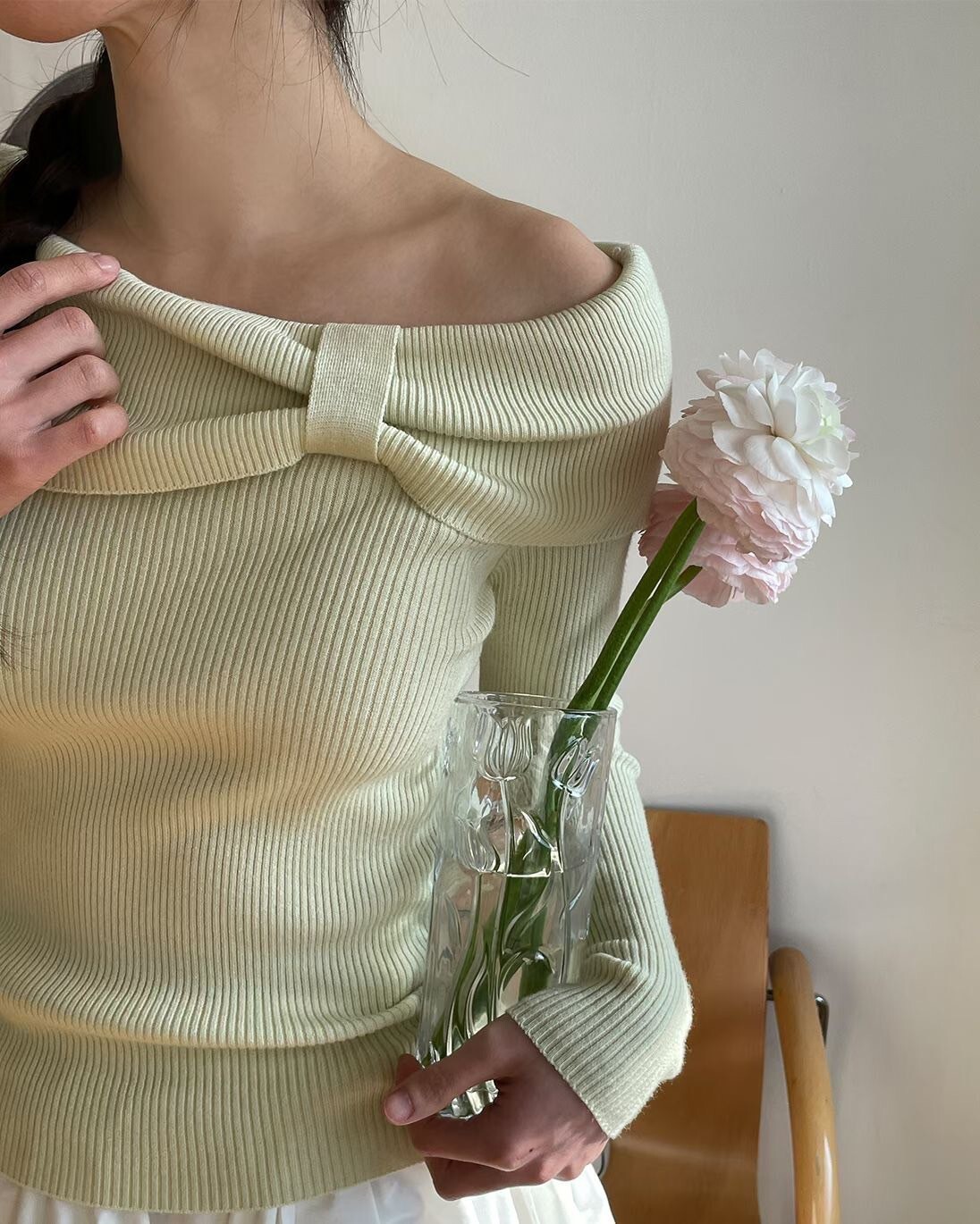 斜蝴蝶結露肩一字領造型螺紋上衣 / 4色