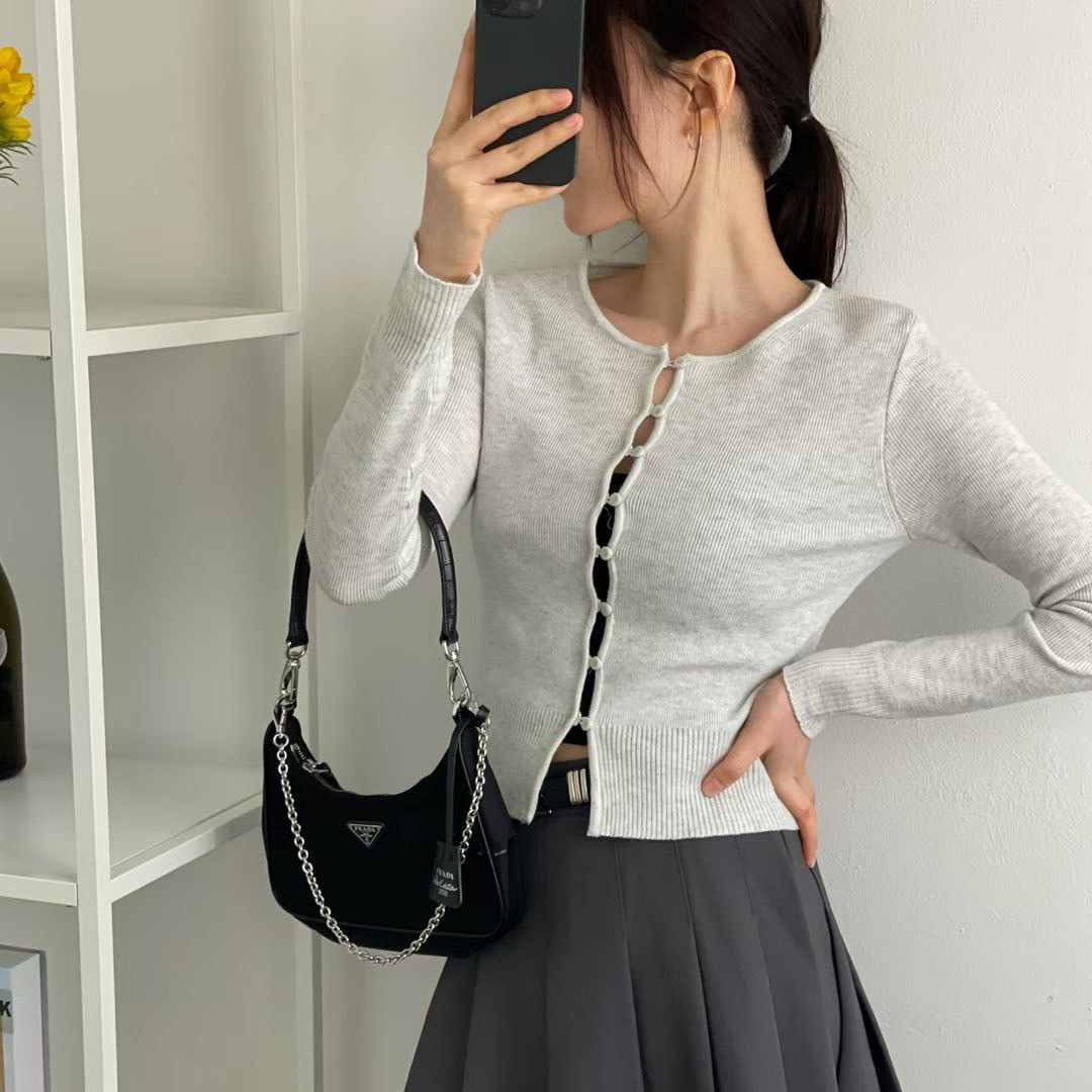 獨特感洞洞排釦造型圓領上衣 / 4色