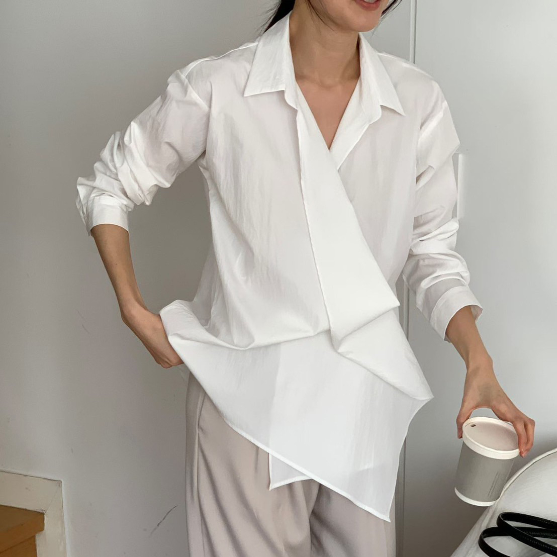 交疊感不對稱造型V字翻領長版上衣 / 2色