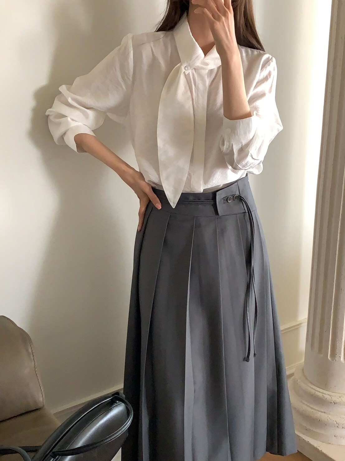 顯白色系斜領巾造型排釦上衣 / 3色