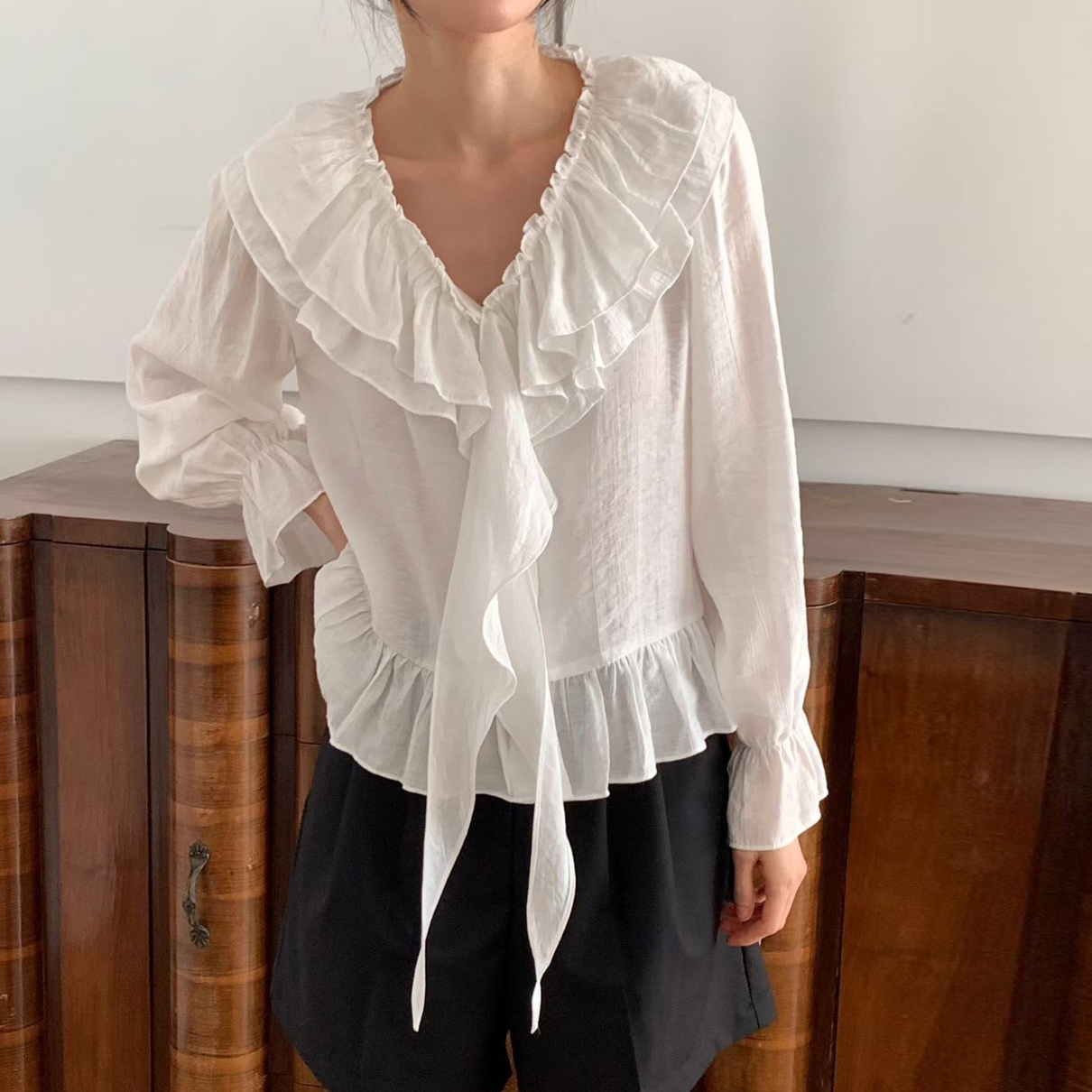 浪漫感雙層荷葉滾邊織帶V領上衣 / 3色