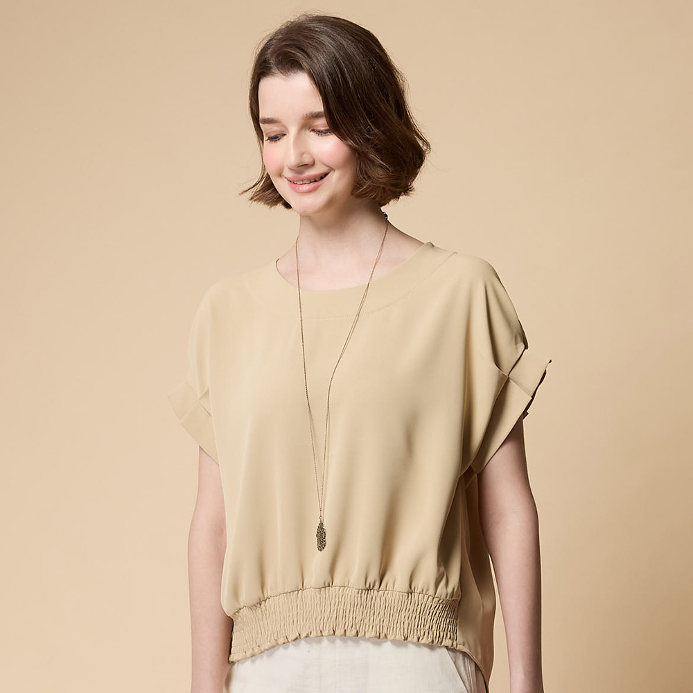 PIPPY 優雅前短後長圓領短袖上衣 卡其
