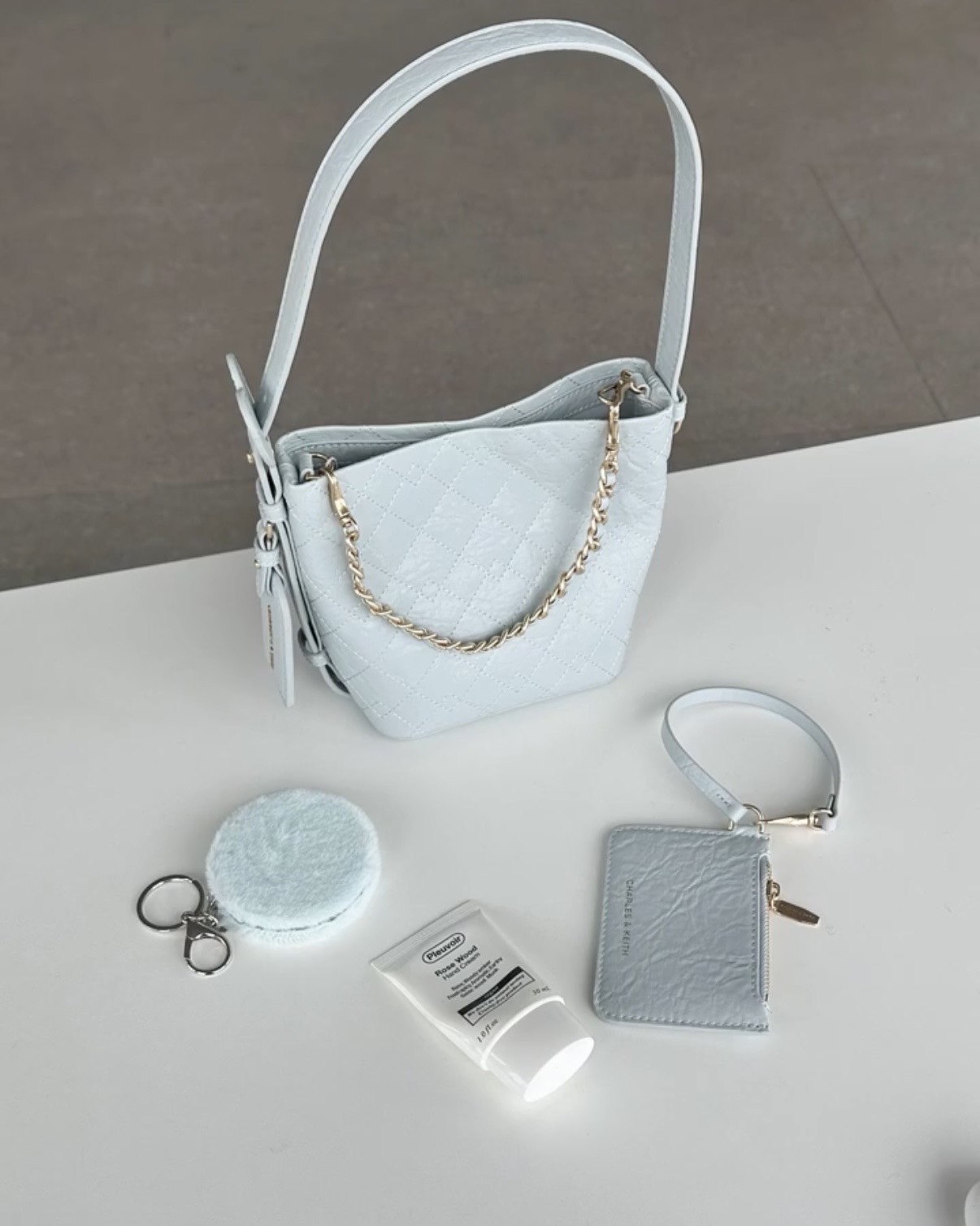 Charles & Keith 小CK 菱格紋 皺摺鏈條水桶包 愛心 手提包 單肩包 側背包 多背法 / 預購