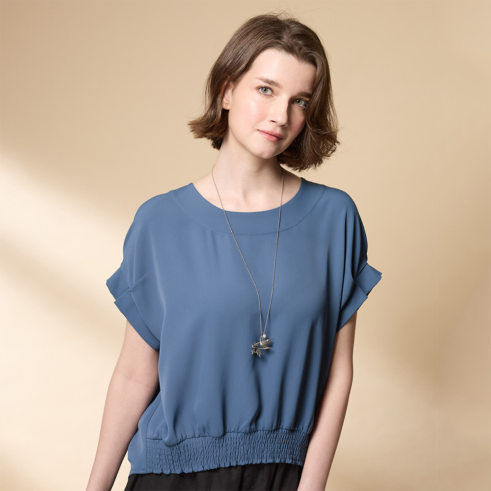 PIPPY 優雅前短後長圓領短袖上衣 卡其