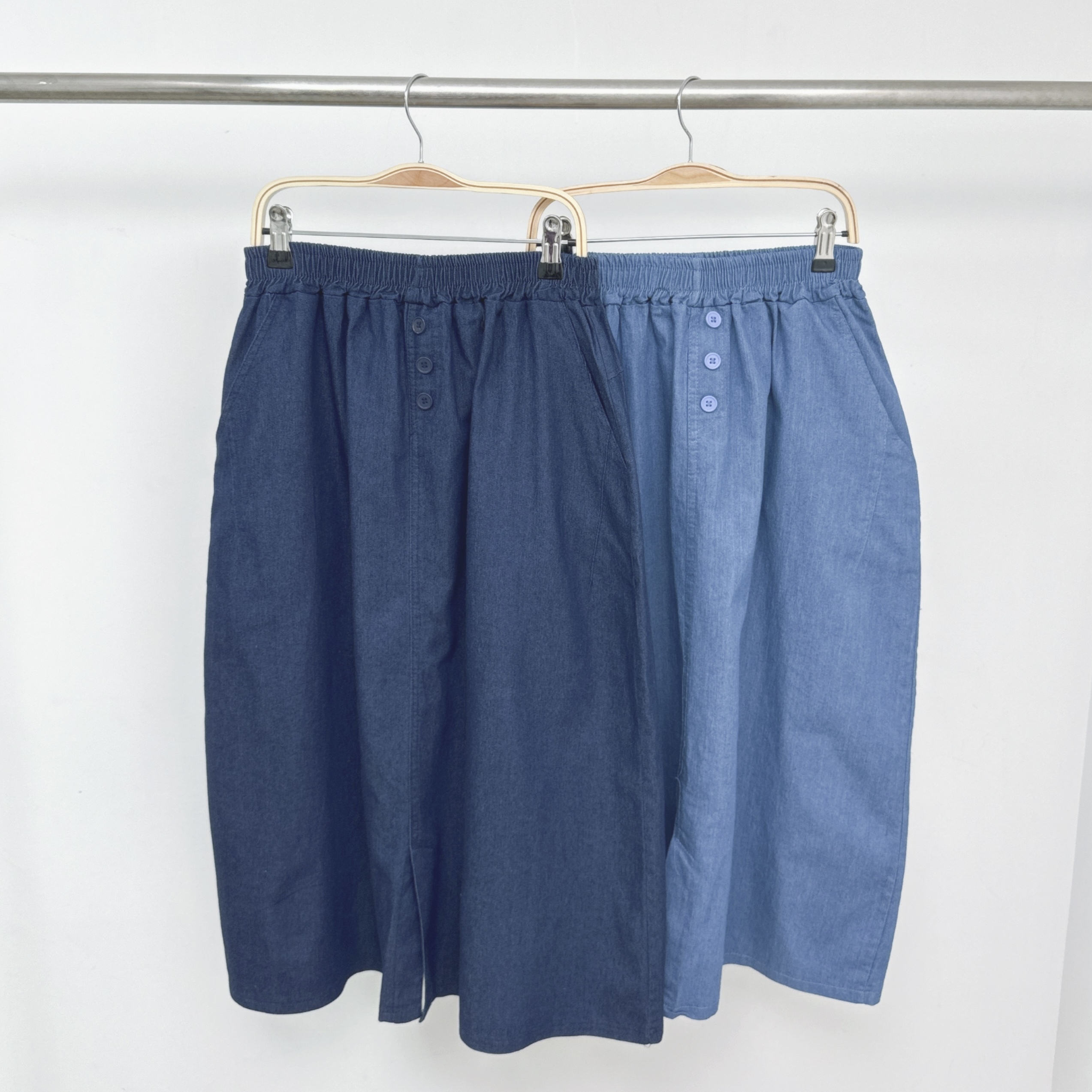 ⭐️⭐️【預訂】後雙袋前小開叉腳小排鈕仿牛仔裙 (K51-K52)