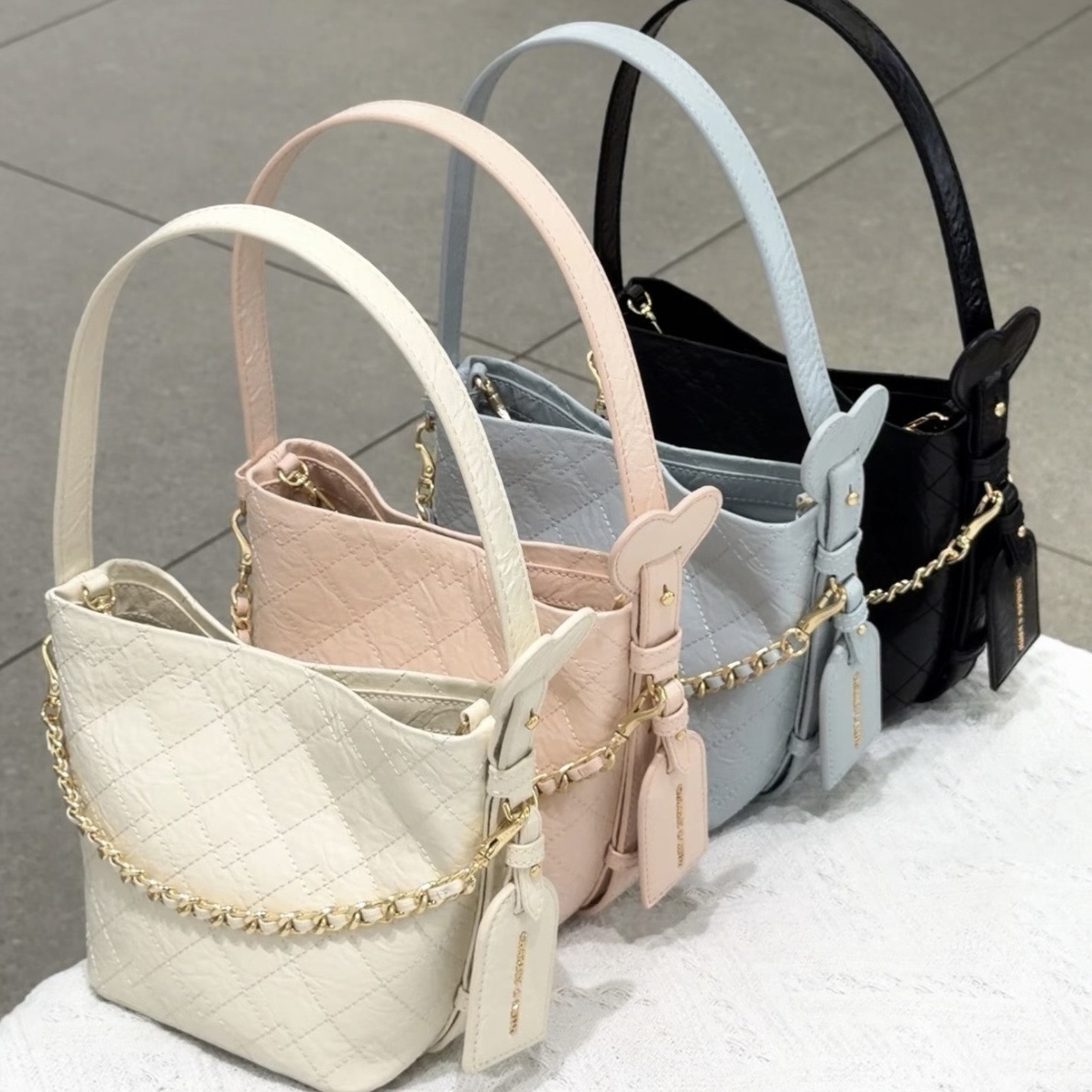 Charles & Keith 小CK 菱格紋 皺摺鏈條水桶包 愛心 手提包 單肩包 側背包 多背法 / 預購