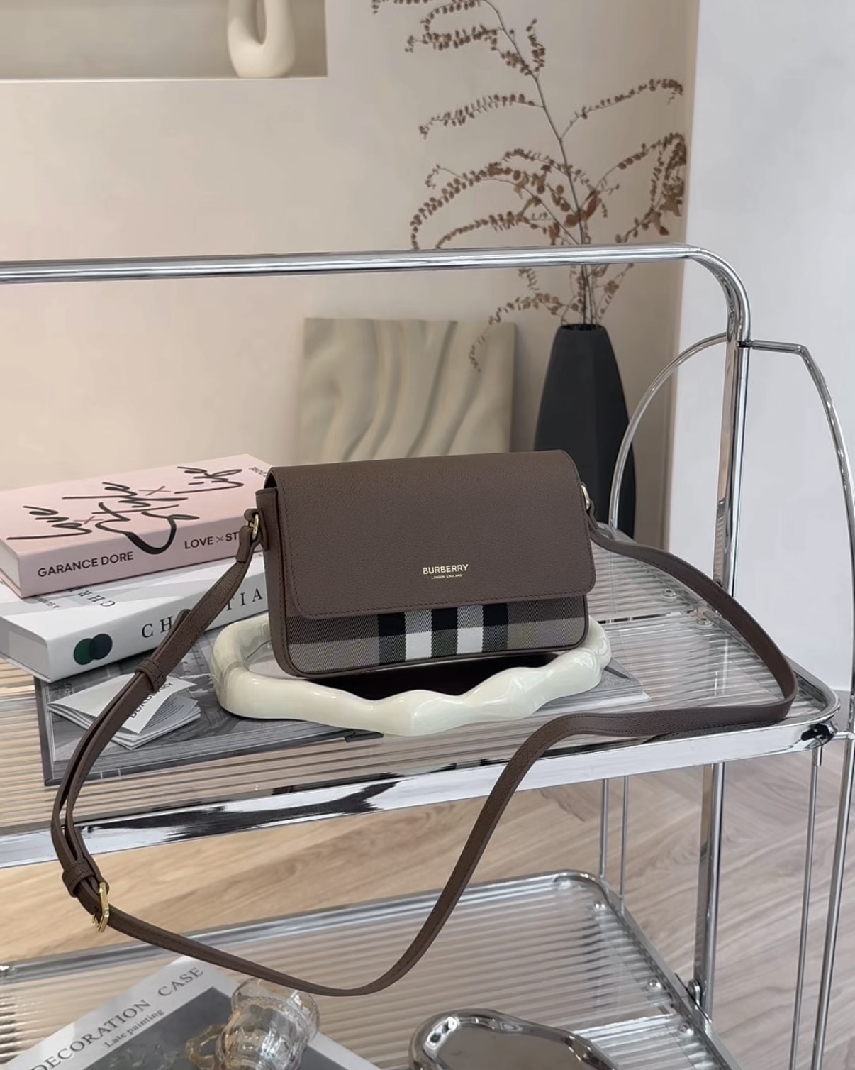 BURBERRY｜經典格紋牛皮小郵差包 咖色