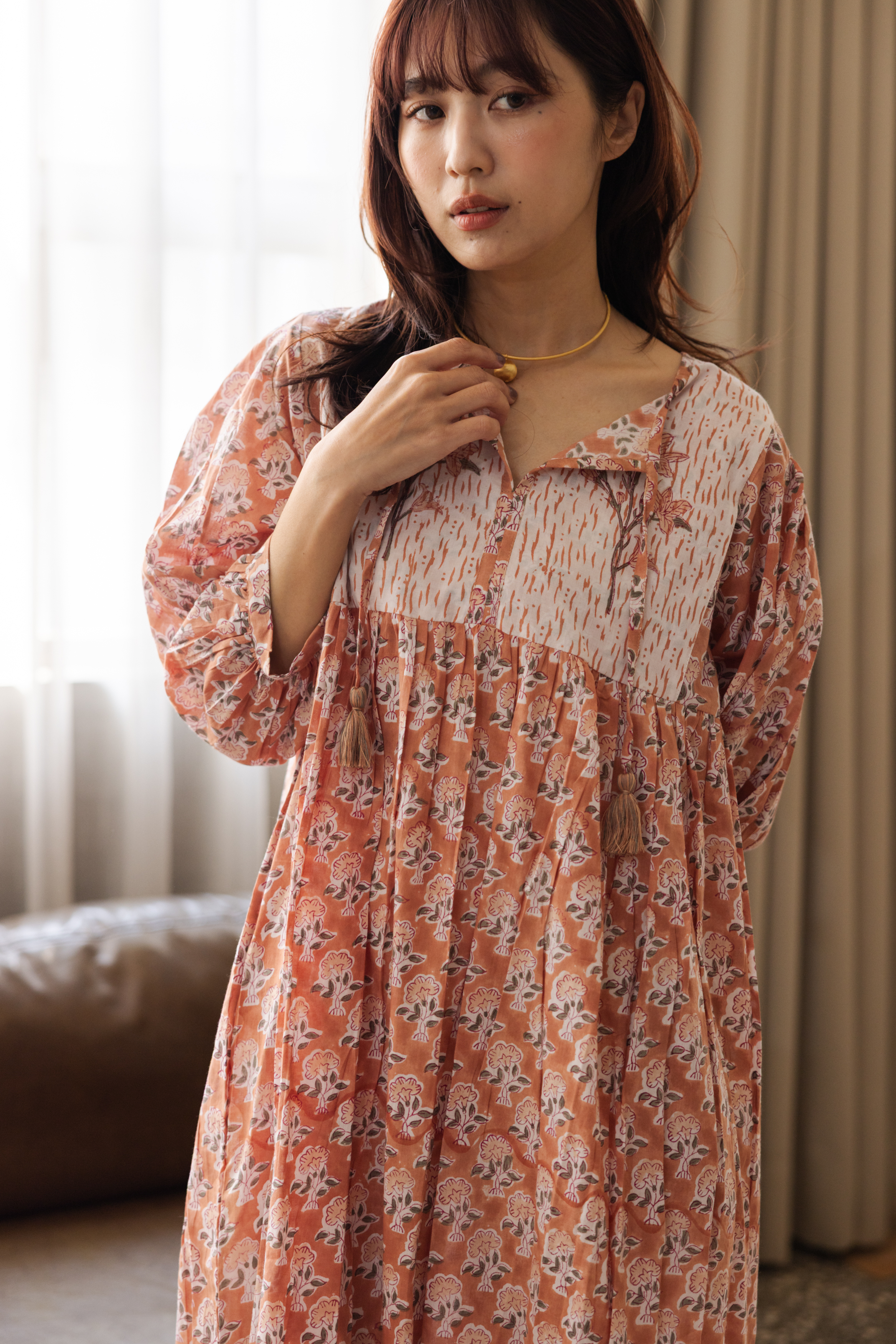 前綁帶拼接洋裝_粉橘花