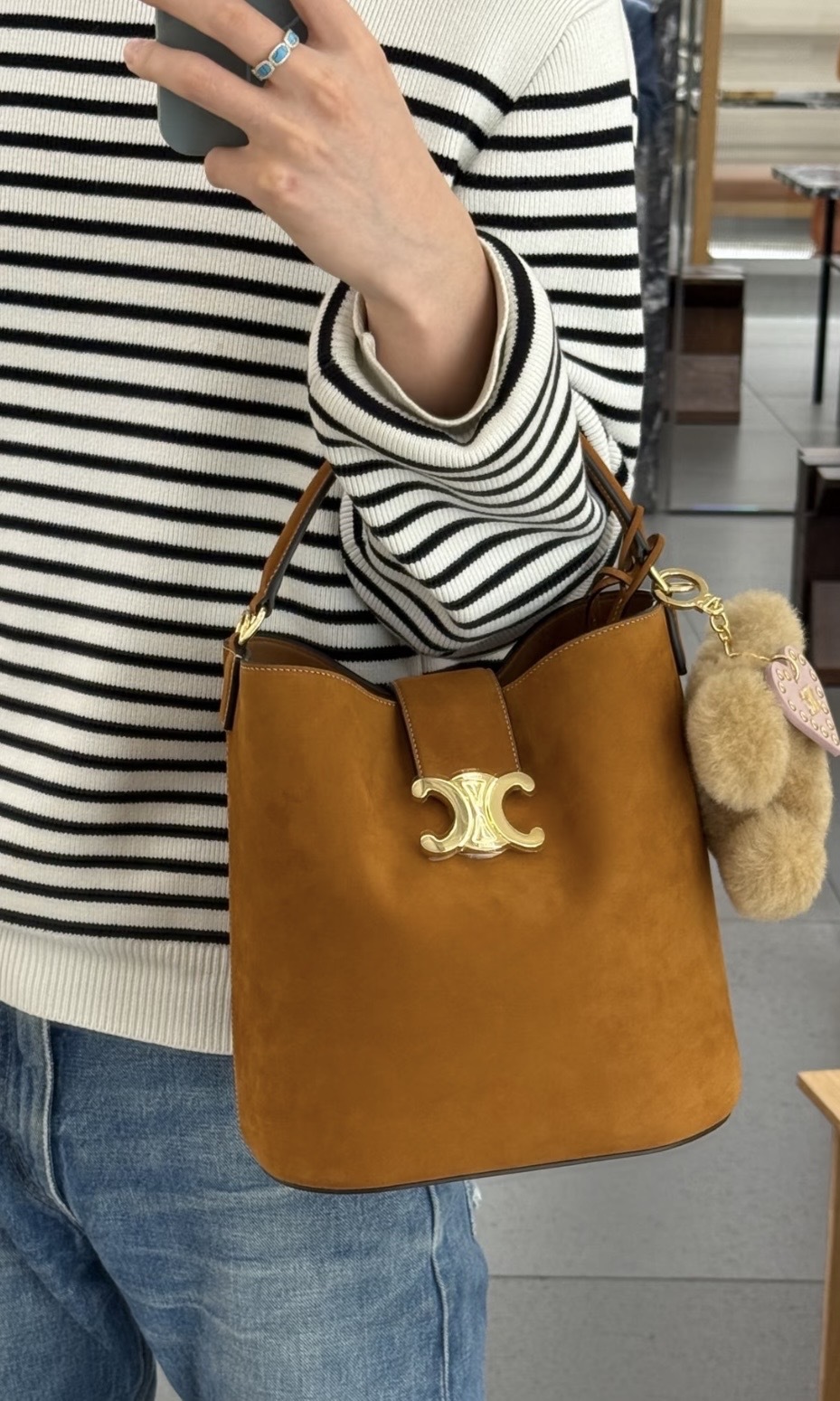 Celine Louise迷你磨砂皮水桶包 焦糖色