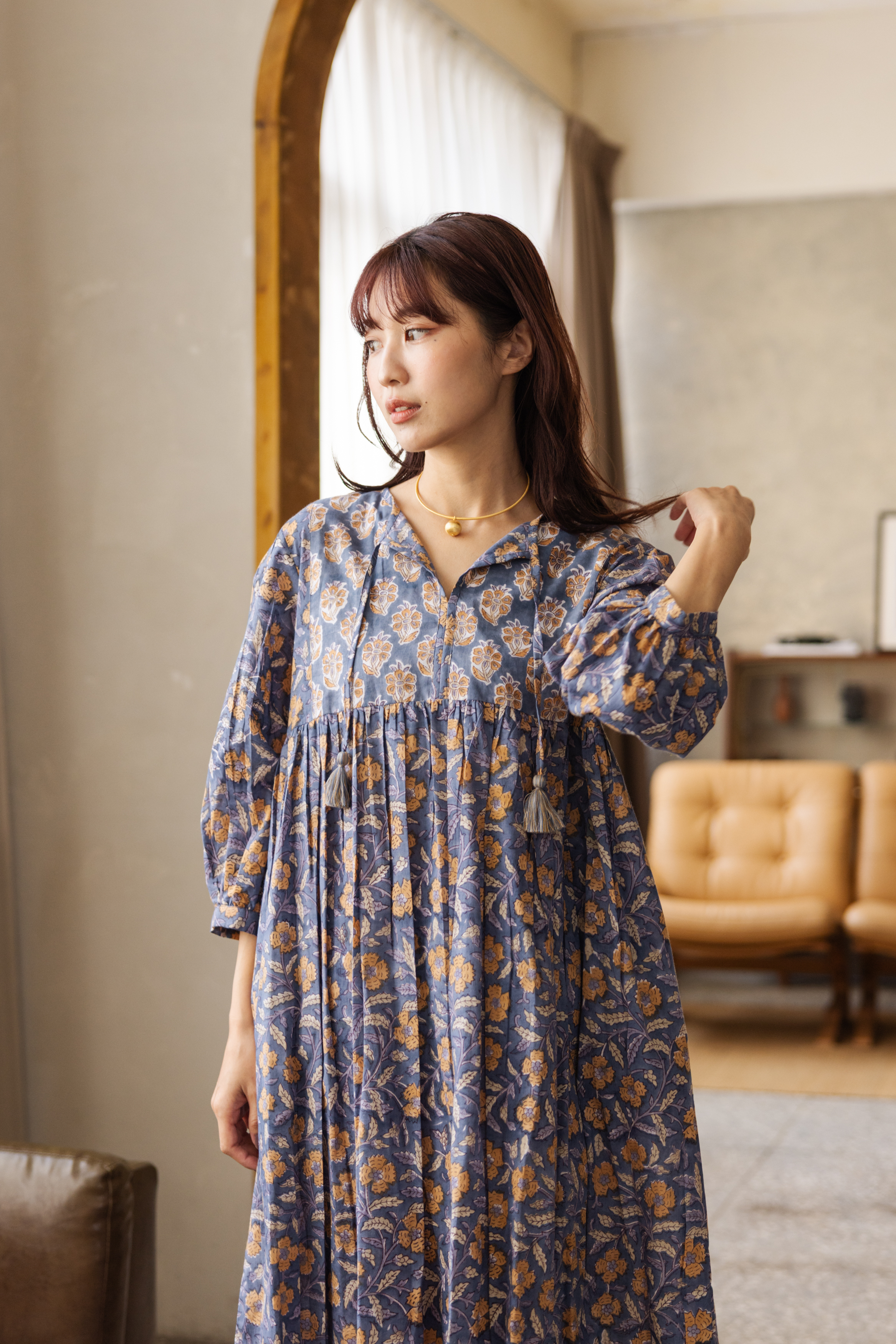 前綁帶拼接洋裝_灰藍花