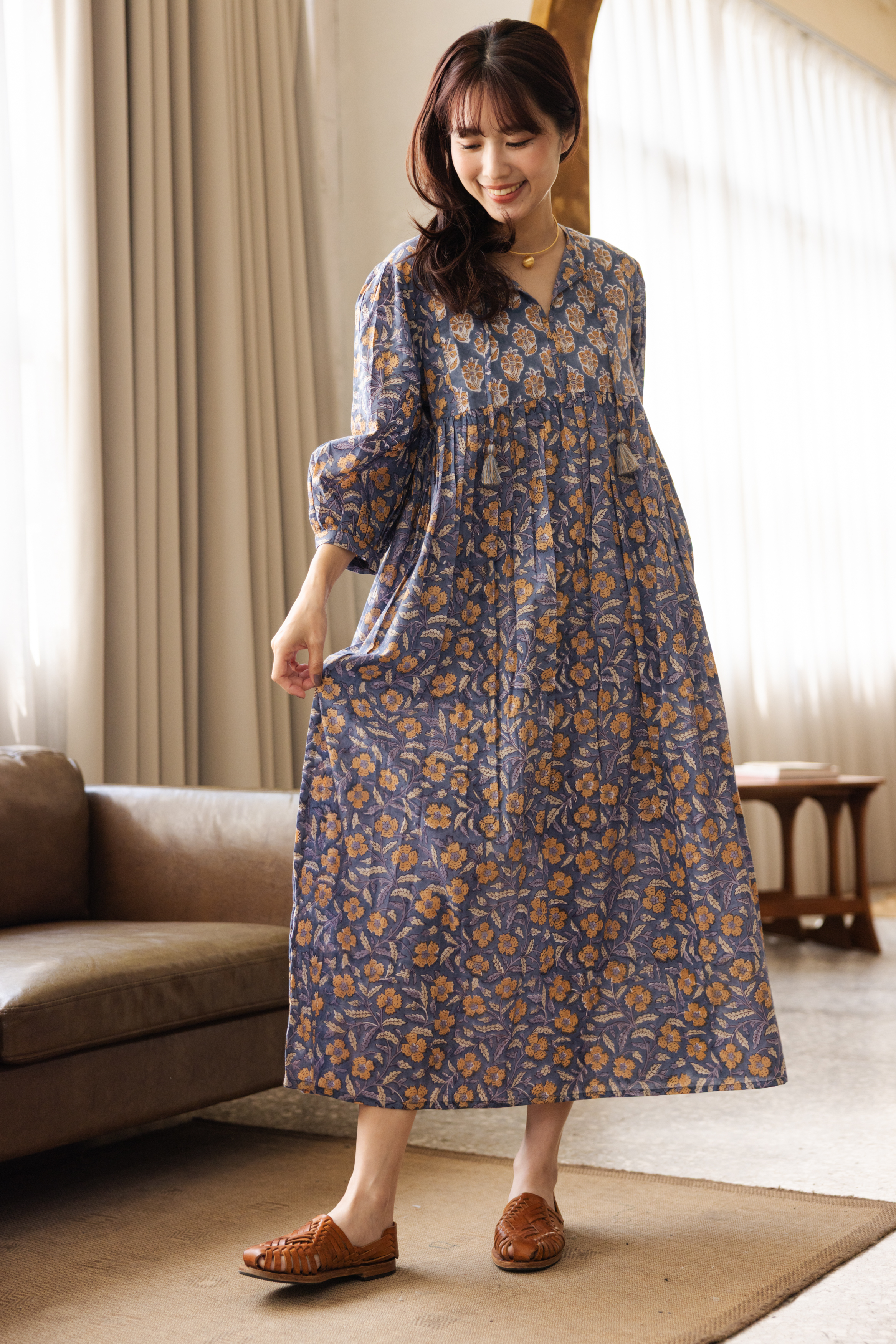 前綁帶拼接洋裝_灰藍花