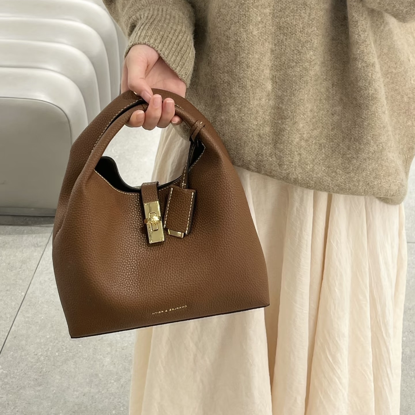 (預購）CHARLES & KEITH  小CK  Chance 金屬釦水桶包 菜籃子 ❗️附小收納包❗️