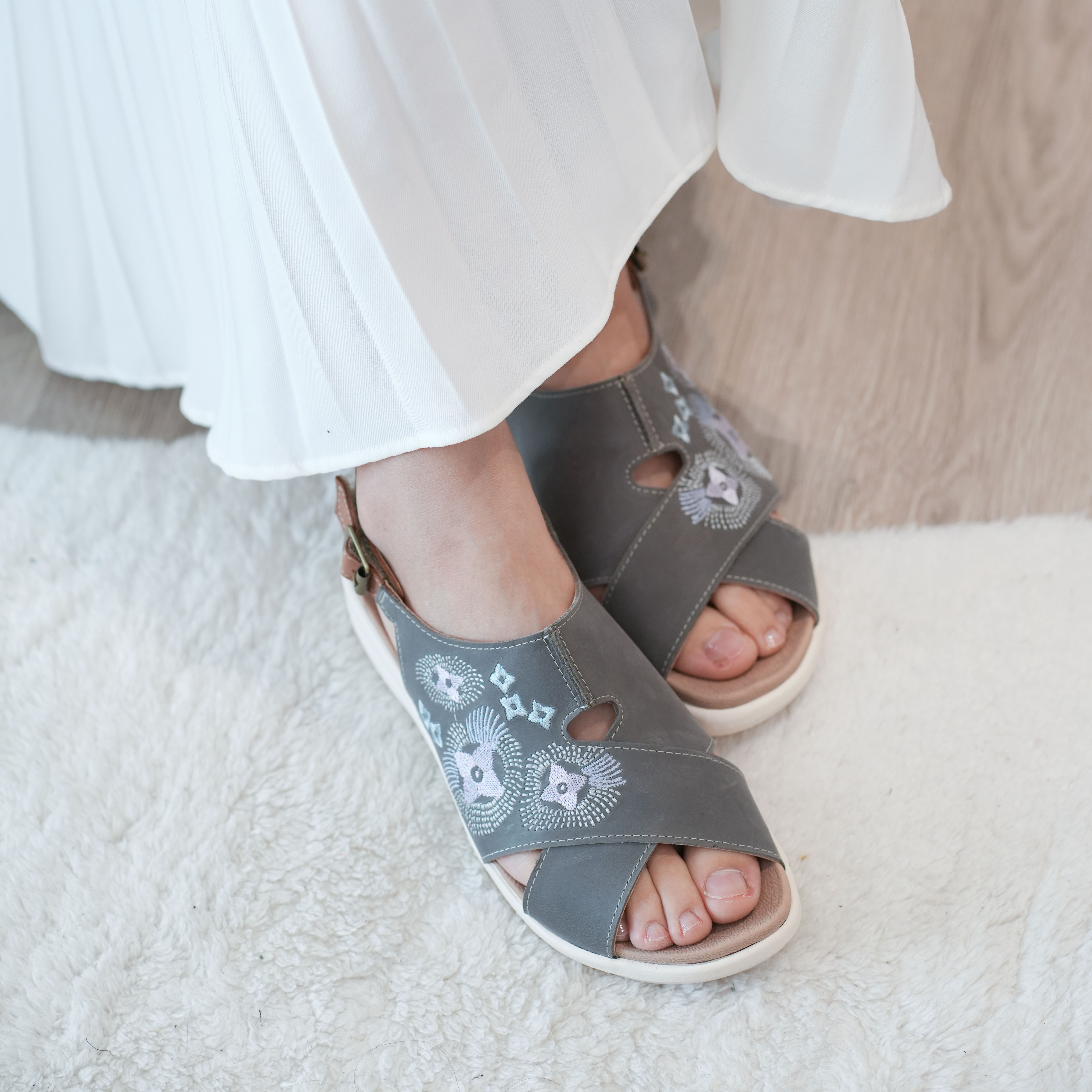 刺繡簍空交叉涼鞋｜夏日小調(霧灰）