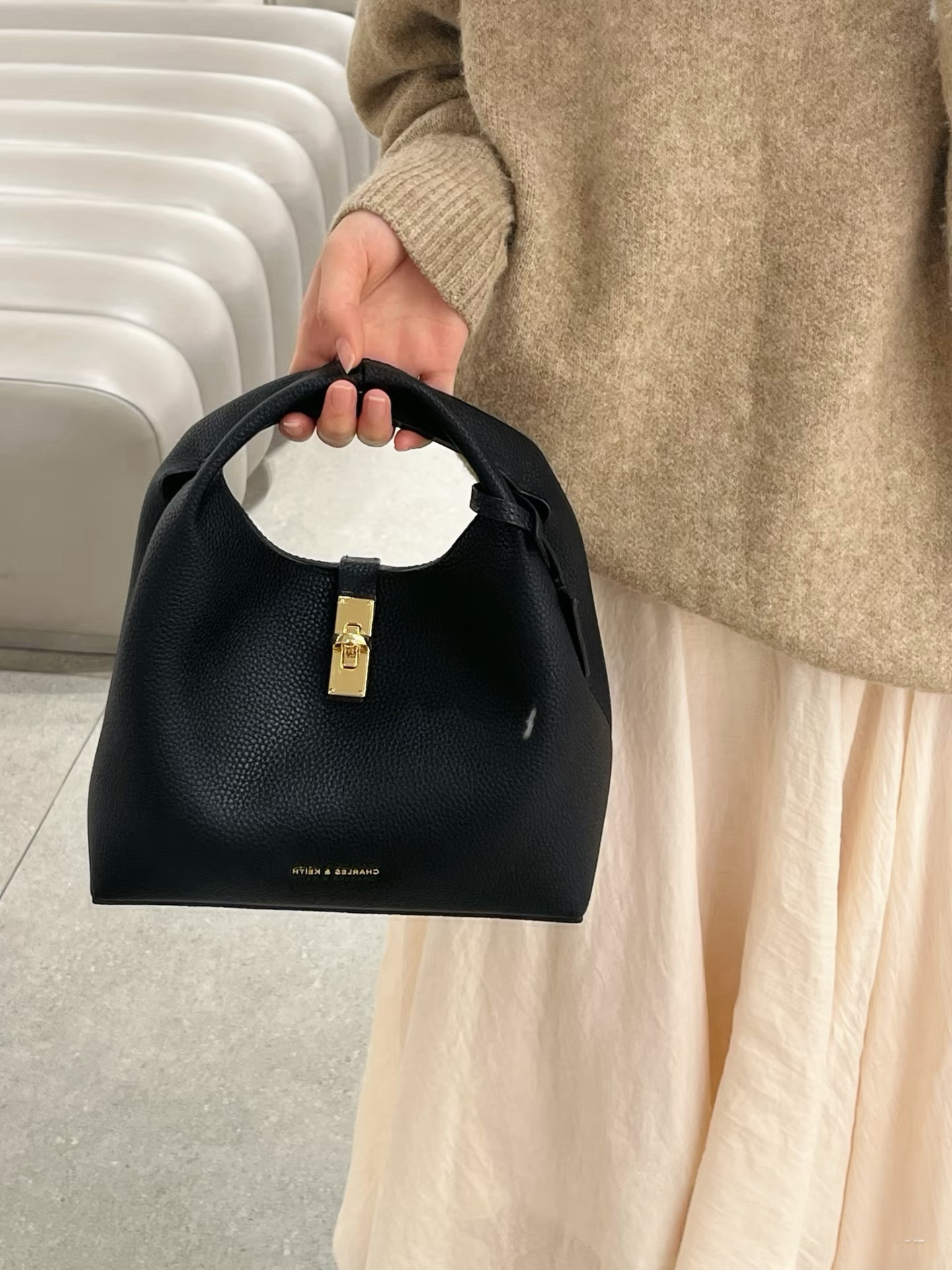 (預購）CHARLES & KEITH  小CK  Chance 金屬釦水桶包 菜籃子 ❗️附小收納包❗️