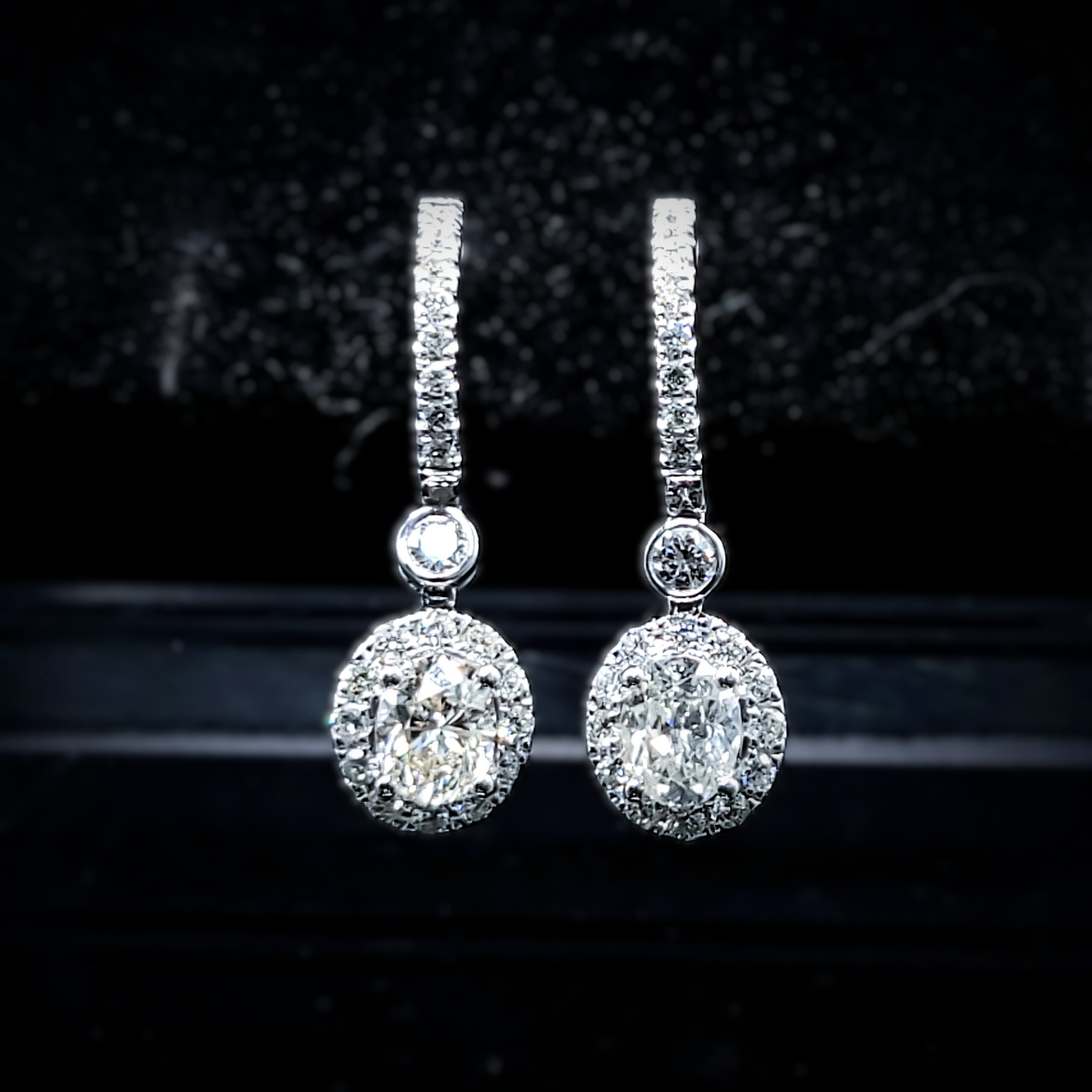 全新18K白金【主石1卡5份蛋形鑽石】配53份小鑽共1卡58份吊耳環