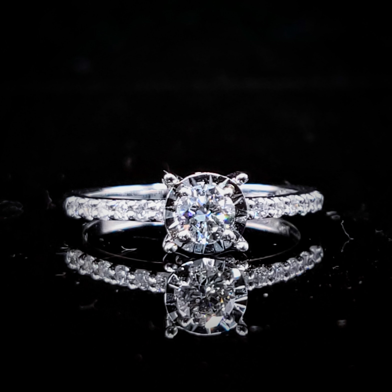 全新18K白金【單粒24份鑽石】配小鑽共40份戒指