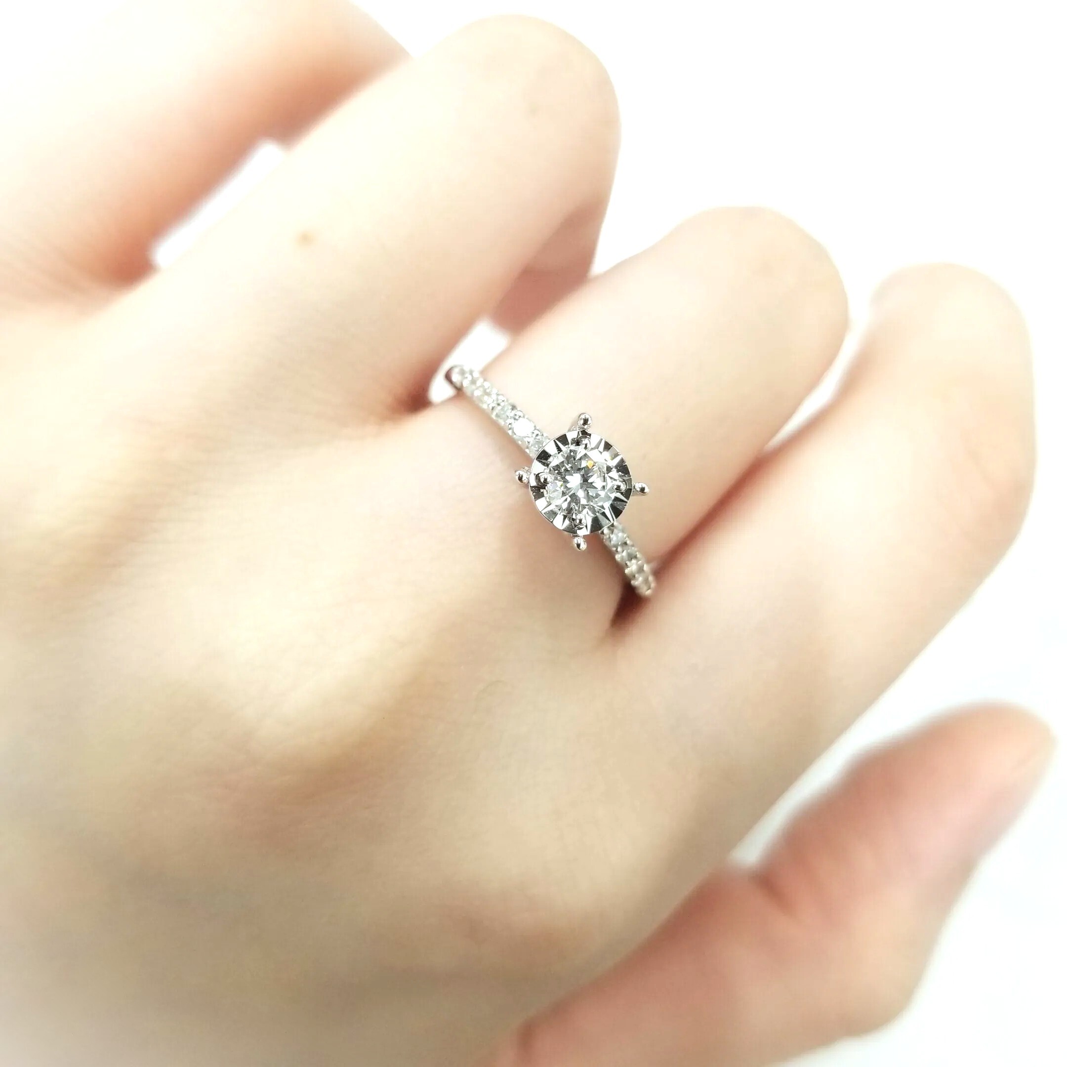 全新18K白金【單粒24份鑽石】配小鑽共40份戒指