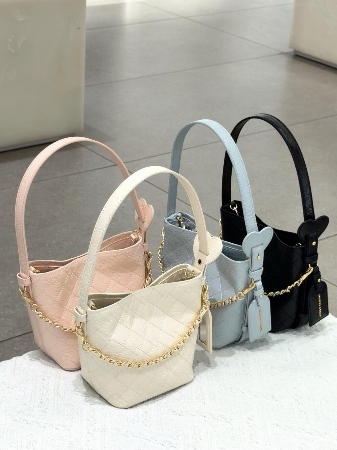 【預購】Charles & Keith 小CK 皺摺系列 菱格紋 鍊條 水桶包 愛心 多揹法 手提 側背 單肩包