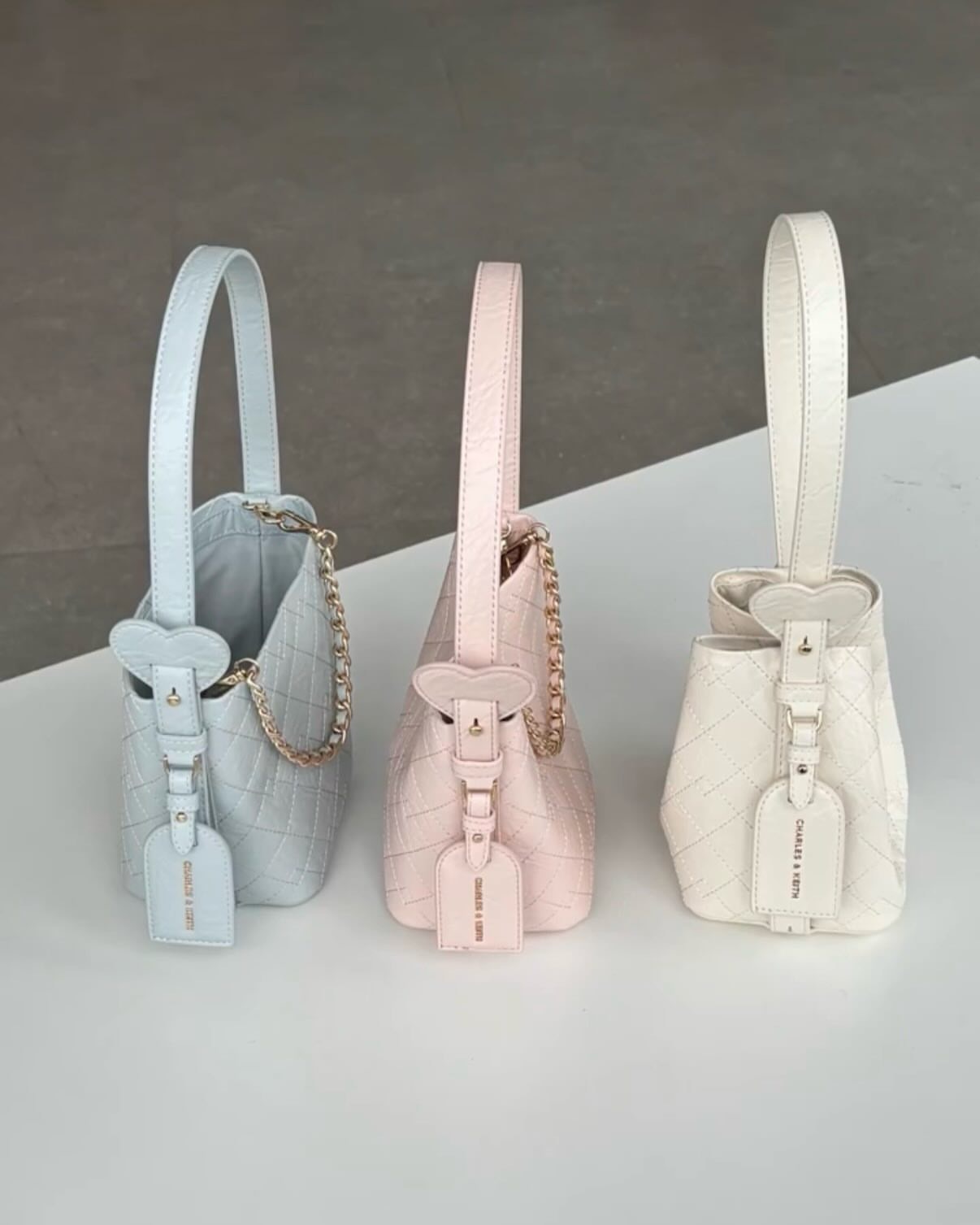 【預購】Charles & Keith 小CK 皺摺系列 菱格紋 鍊條 水桶包 愛心 多揹法 手提 側背 單肩包