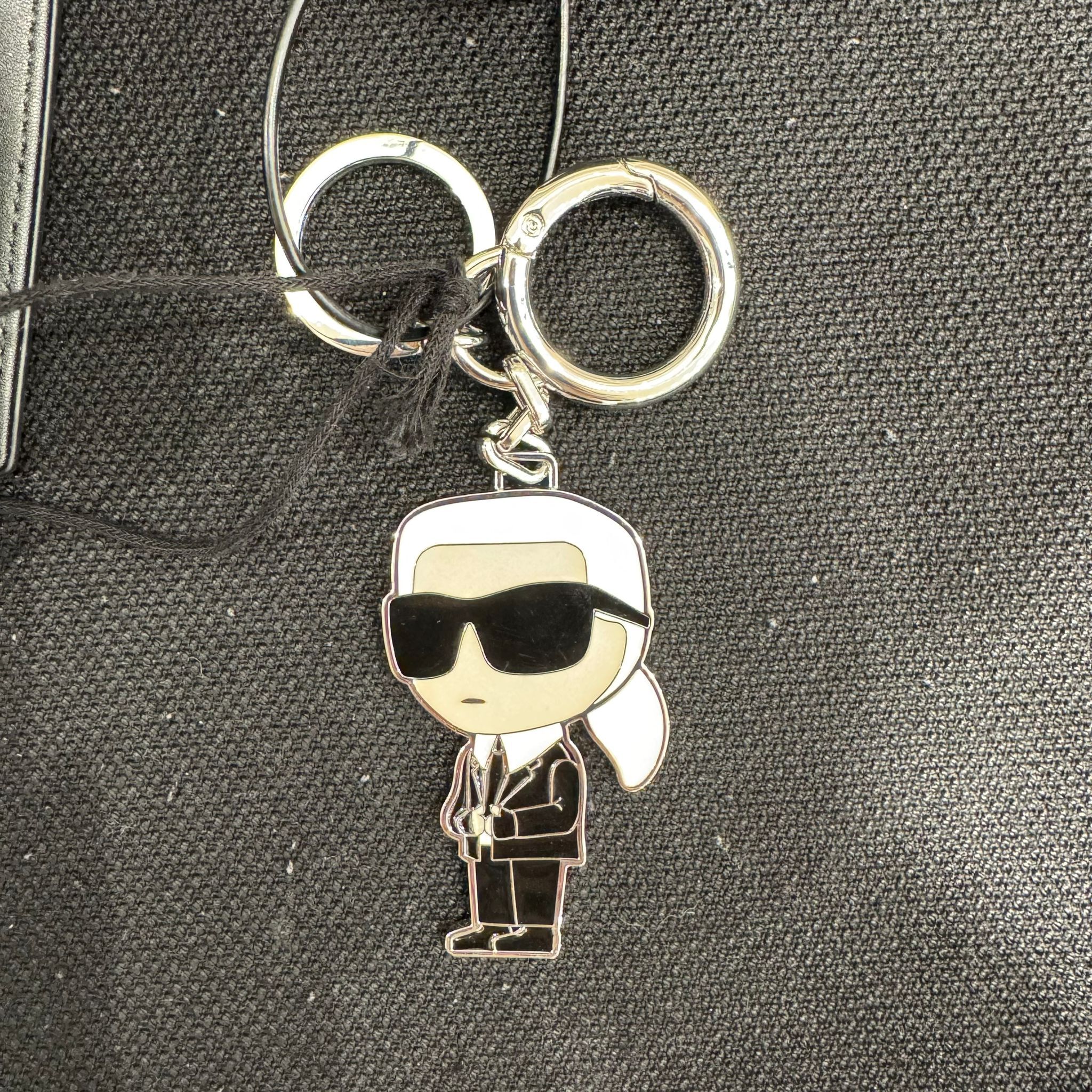 UK-GGG0304-323 (A24)