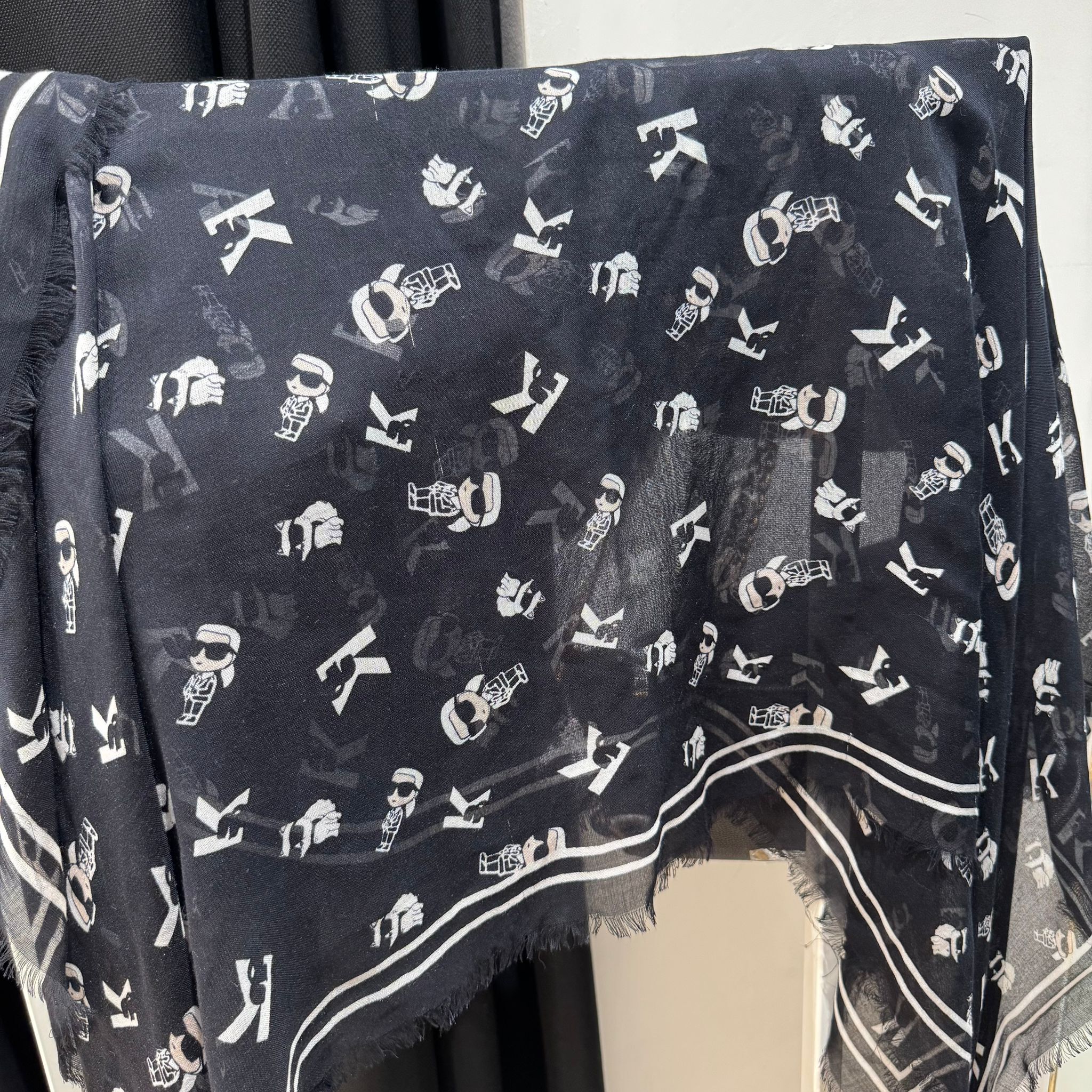 UK-GGG0304-325 絲巾  (A26)