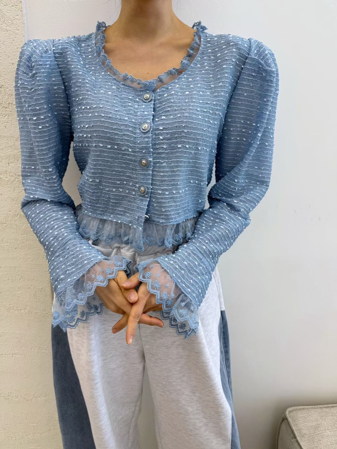 蕾絲喇叭袖墊肩小香風上衣