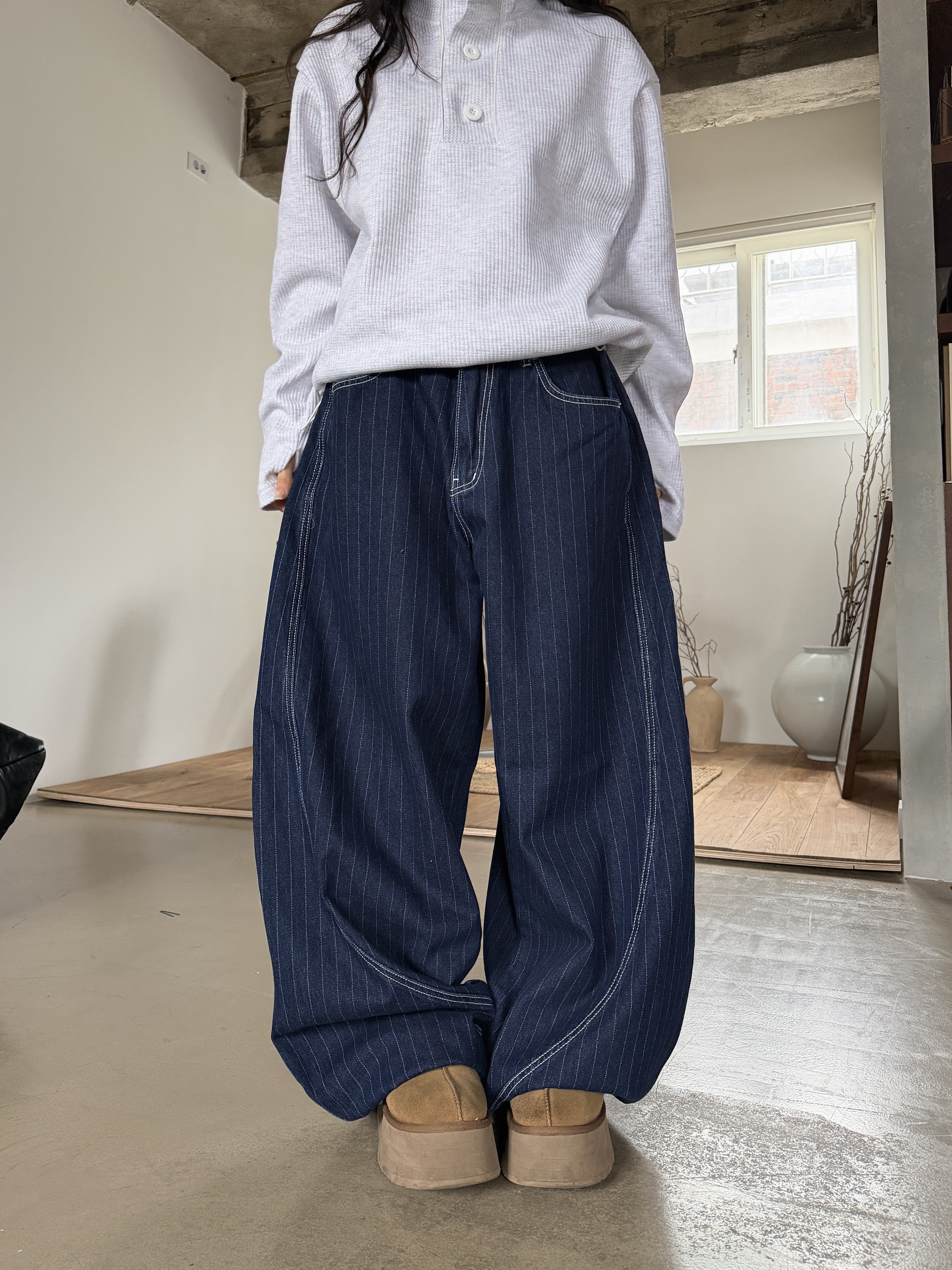 弧形剪裁 丹寧條紋 寬大牛仔褲