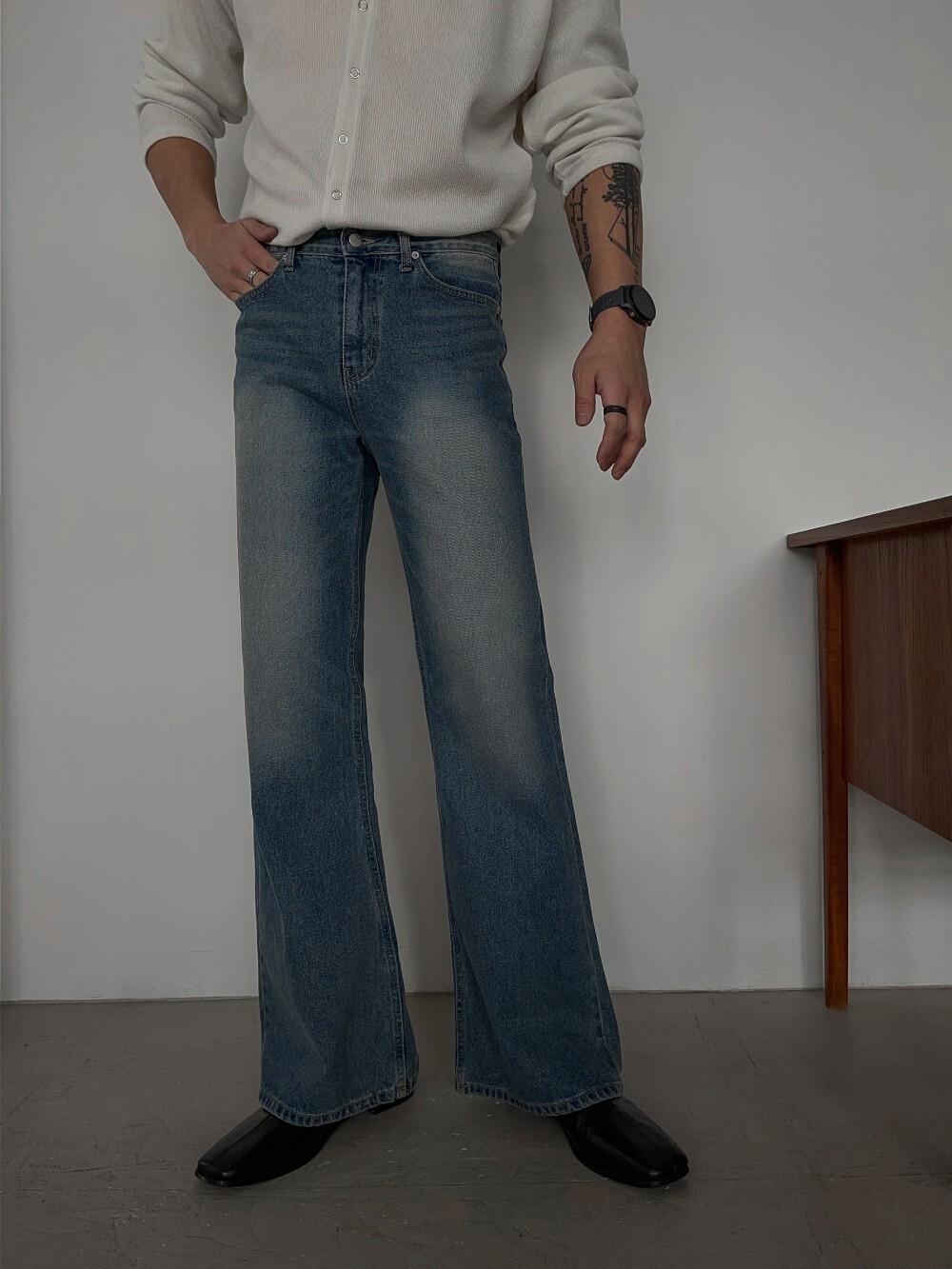 喇叭靴型貓刷修身牛仔褲