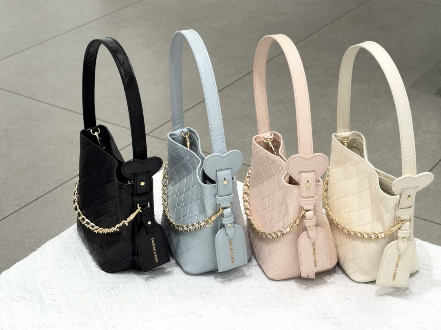 【Luxury】CHARLES & KEITH 小ck 新款手提包 mini水桶包 菱格縫紉設計 手提肩背 鍊條背帶 四色可選 正品代購