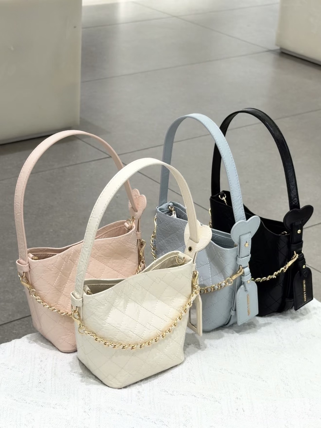 【Luxury】CHARLES & KEITH 小ck 新款手提包 mini水桶包 菱格縫紉設計 手提肩背 鍊條背帶 四色可選 正品代購