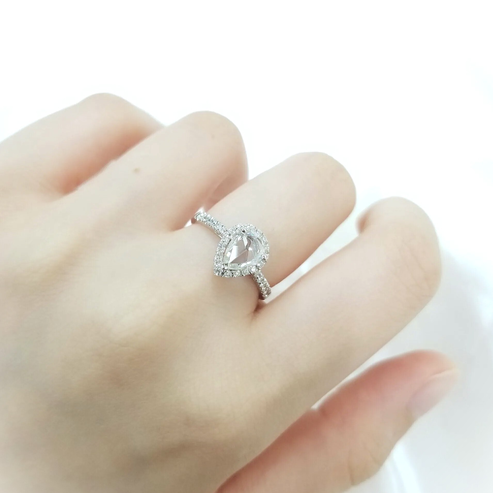 全新18K白金【單粒71份梨形鑽石】配小鑽共95份戒指