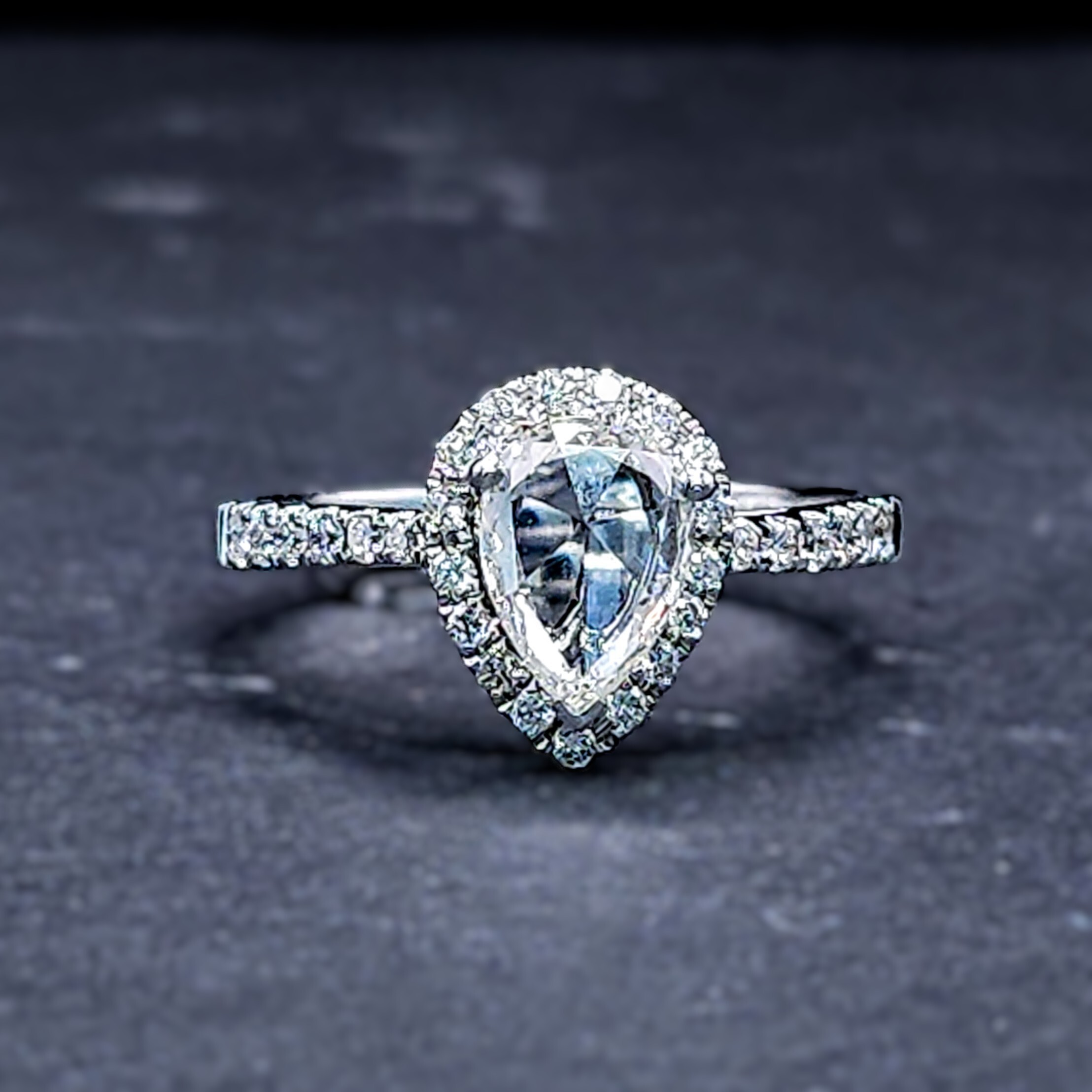 全新18K白金【單粒71份梨形鑽石】配小鑽共95份戒指