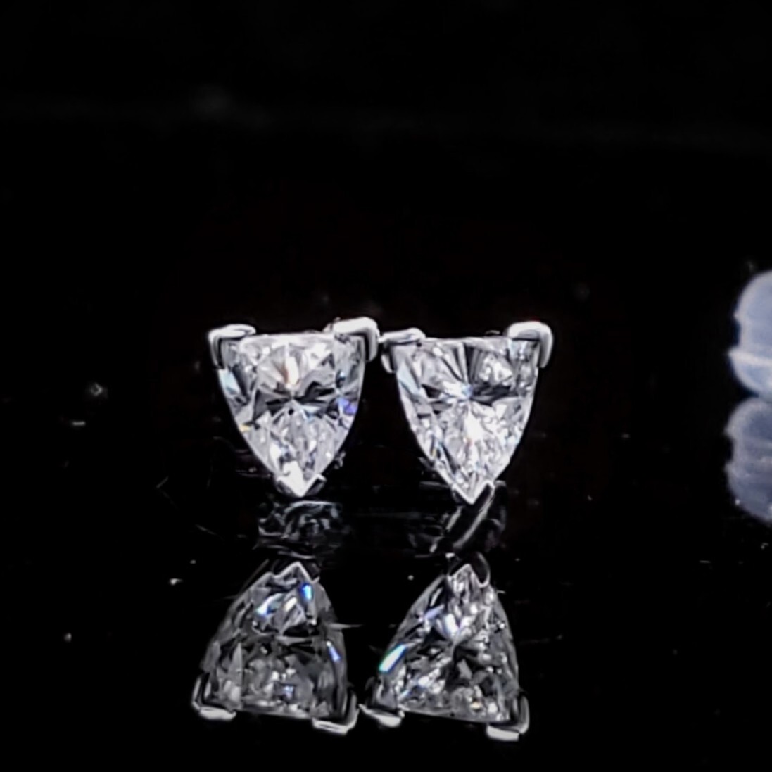 全新18K白金【主石89份三角形鑽石】3爪耳環