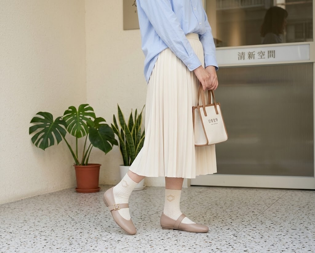 瑪莉珍鞋穿搭教學，Sanly Joy 愛麗絲超軟真皮瑪莉珍鞋襪子搭配指南，教妳輕鬆駕馭復古學院風與仙女氣質，春夏必備百搭女鞋。