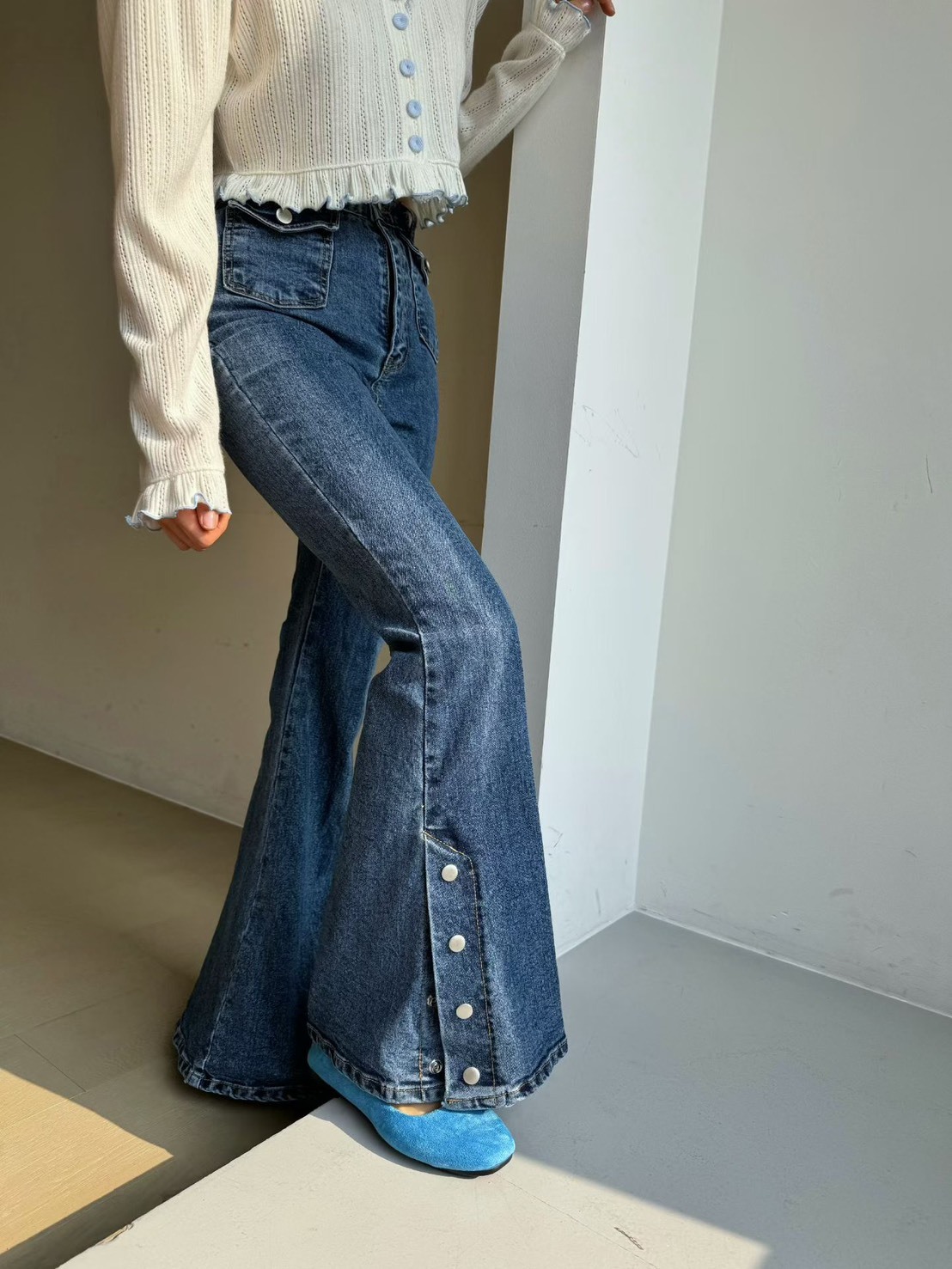 開釦喇叭牛仔長褲