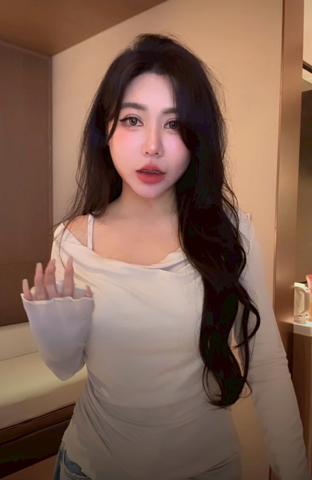 本檔必入 極品牛奶絲* 純欲蕩領透氣感兩件式上衣