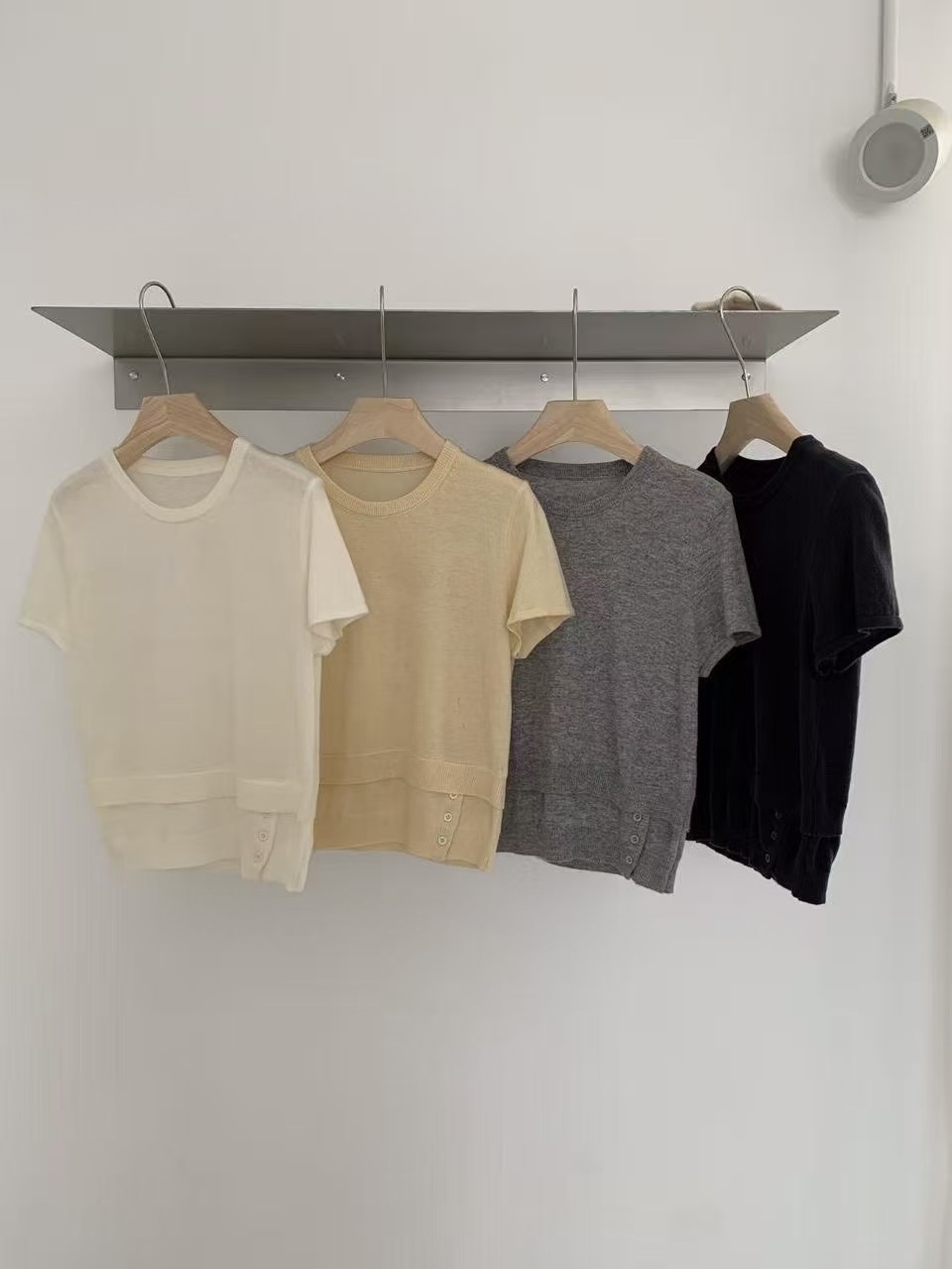 560 設計開釦羊毛短袖上衣