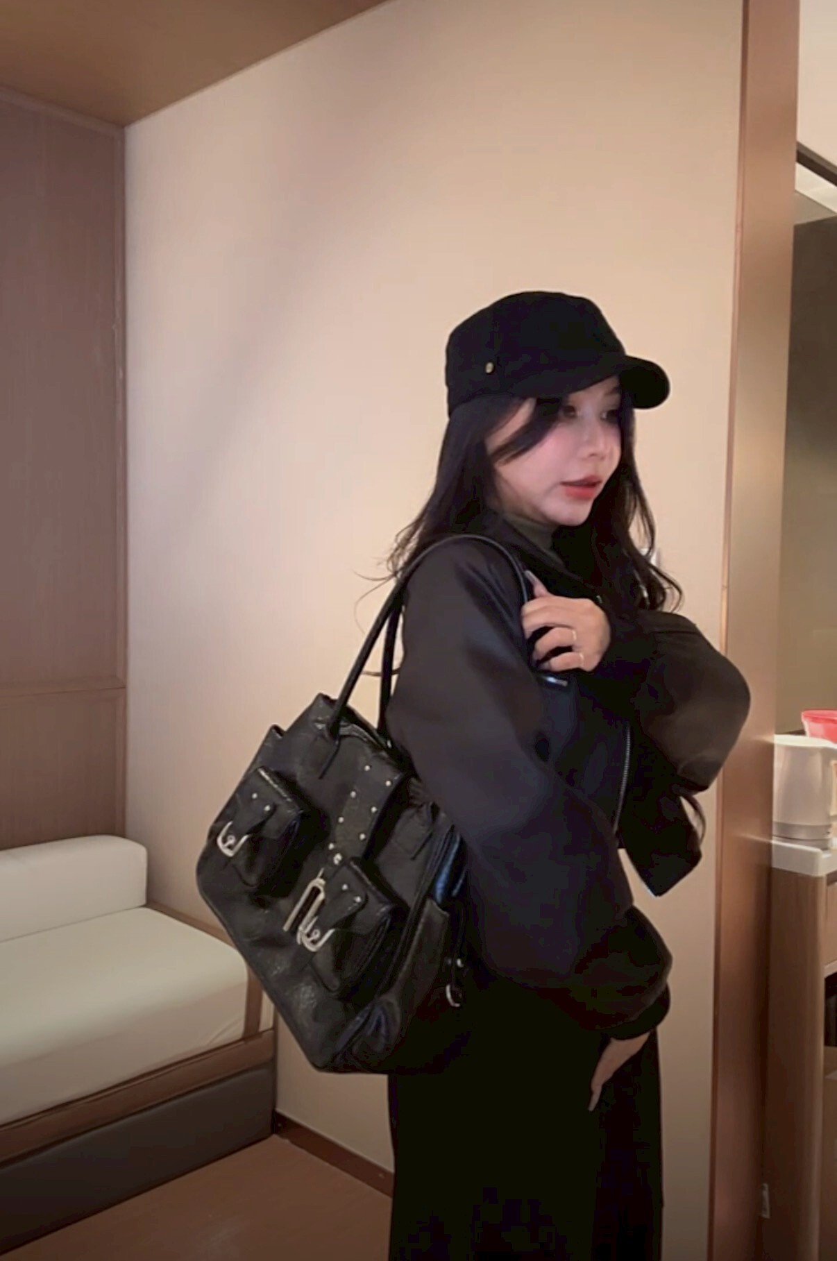 自留* 重工款亮面皮格肩背包