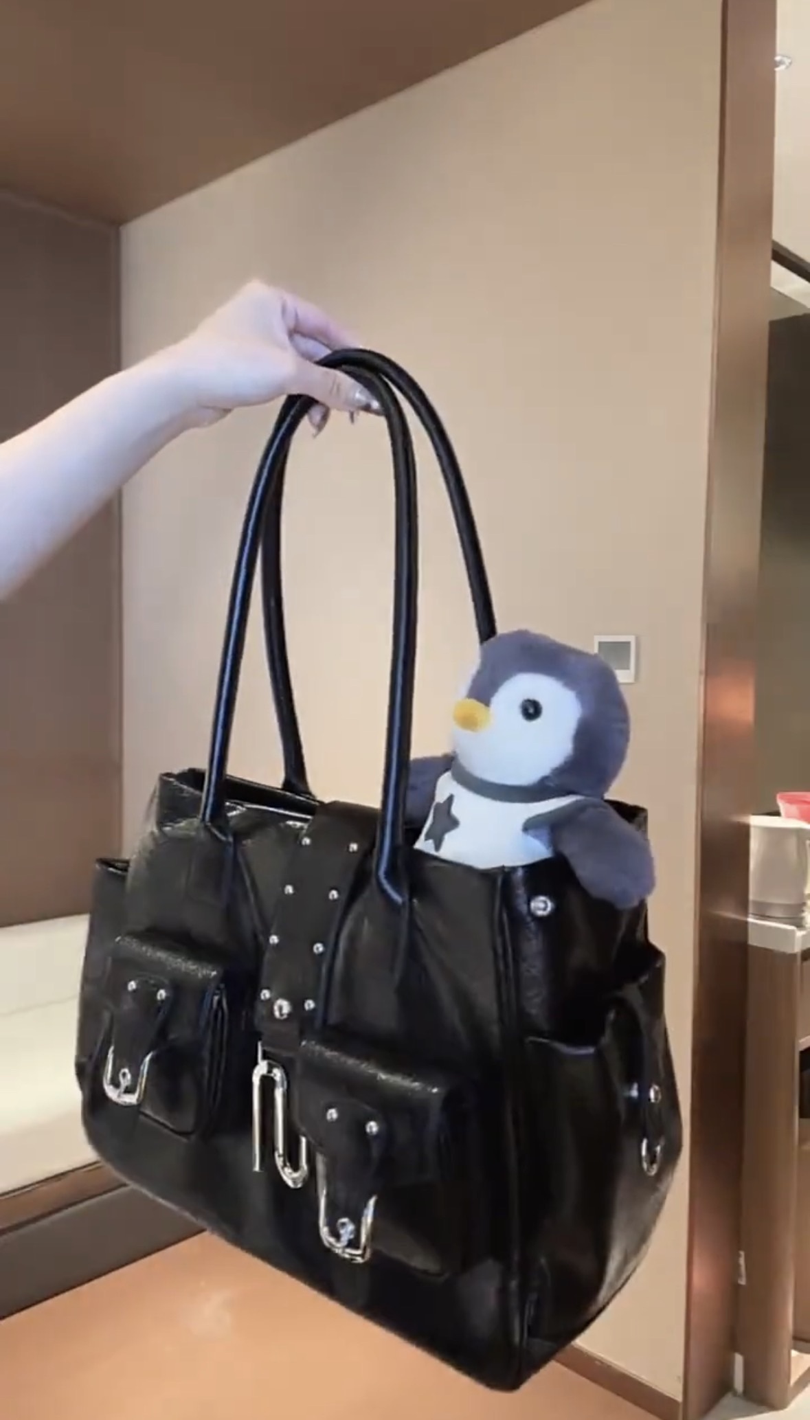 自留* 重工款亮面皮格肩背包