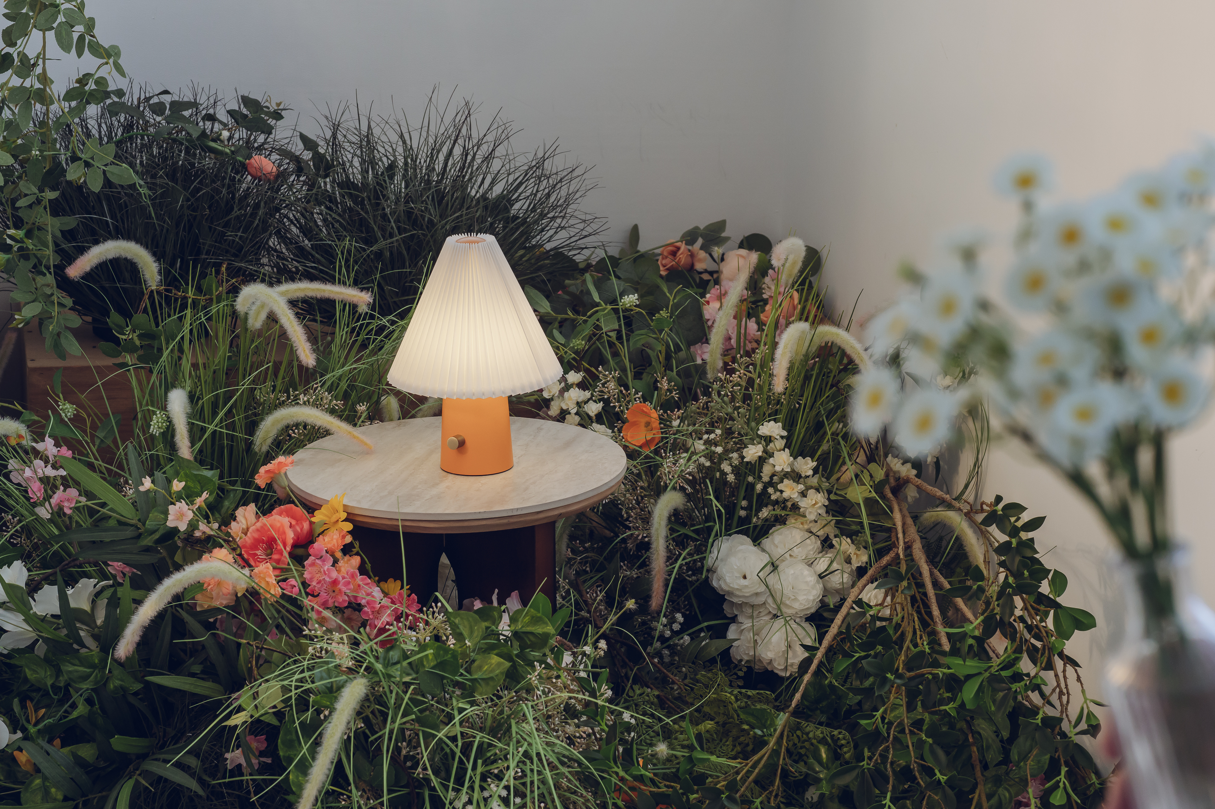 陽台視角：日暉橙 Scarlet 百褶裙織物桌燈的溫暖光影與室內配置