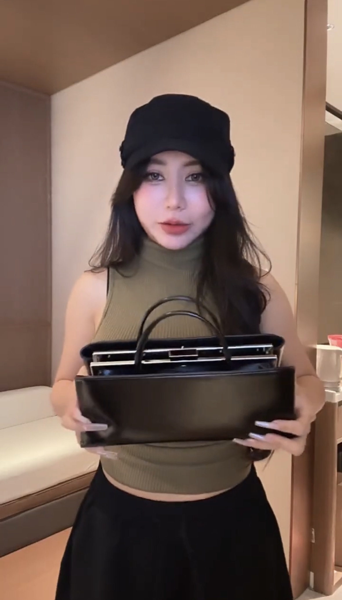 時髦精必入手的磁扣手提包（自帶夾層超方便!)