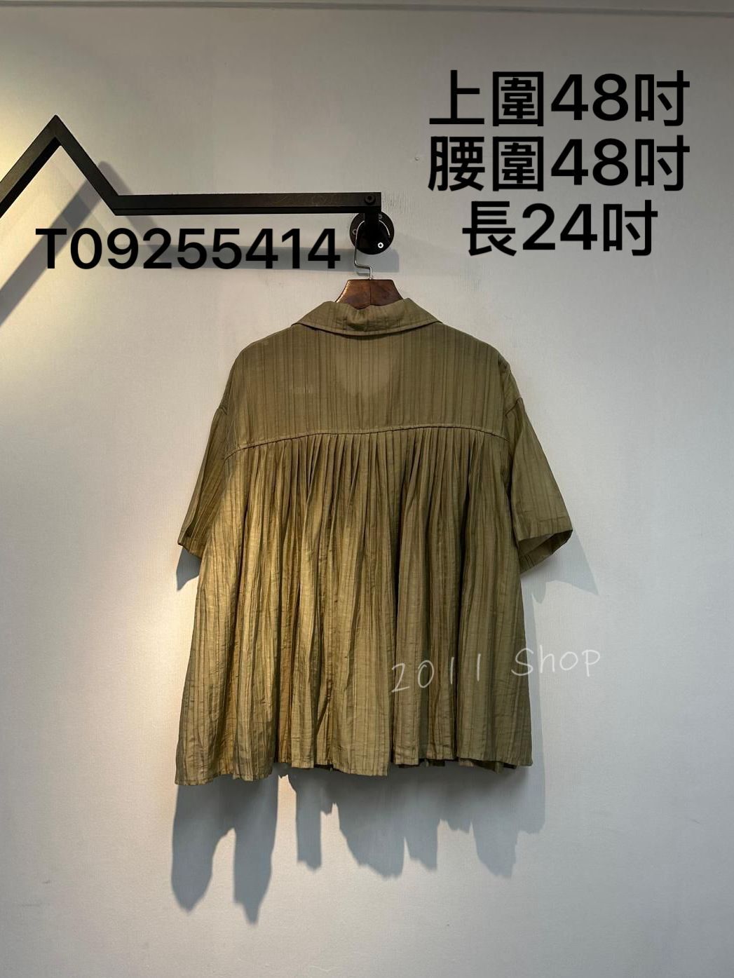 暗條紋下擺百褶短袖衫  上圍48吋 腰圍48吋 長24吋  T09255414