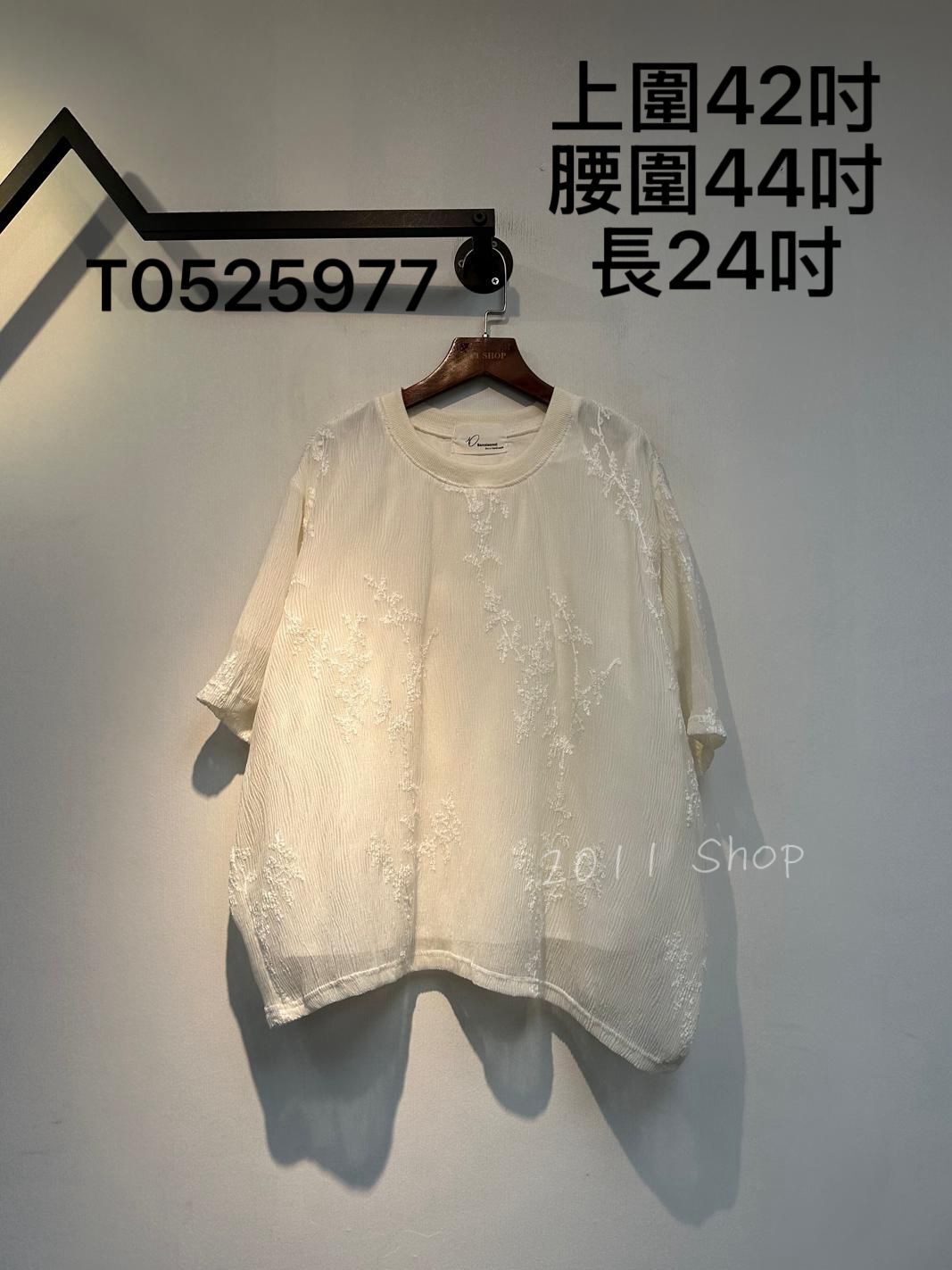 圓領刺繡花暗紋雪紡TOP  上圍42吋 腰圍44吋 長24吋  T0525977