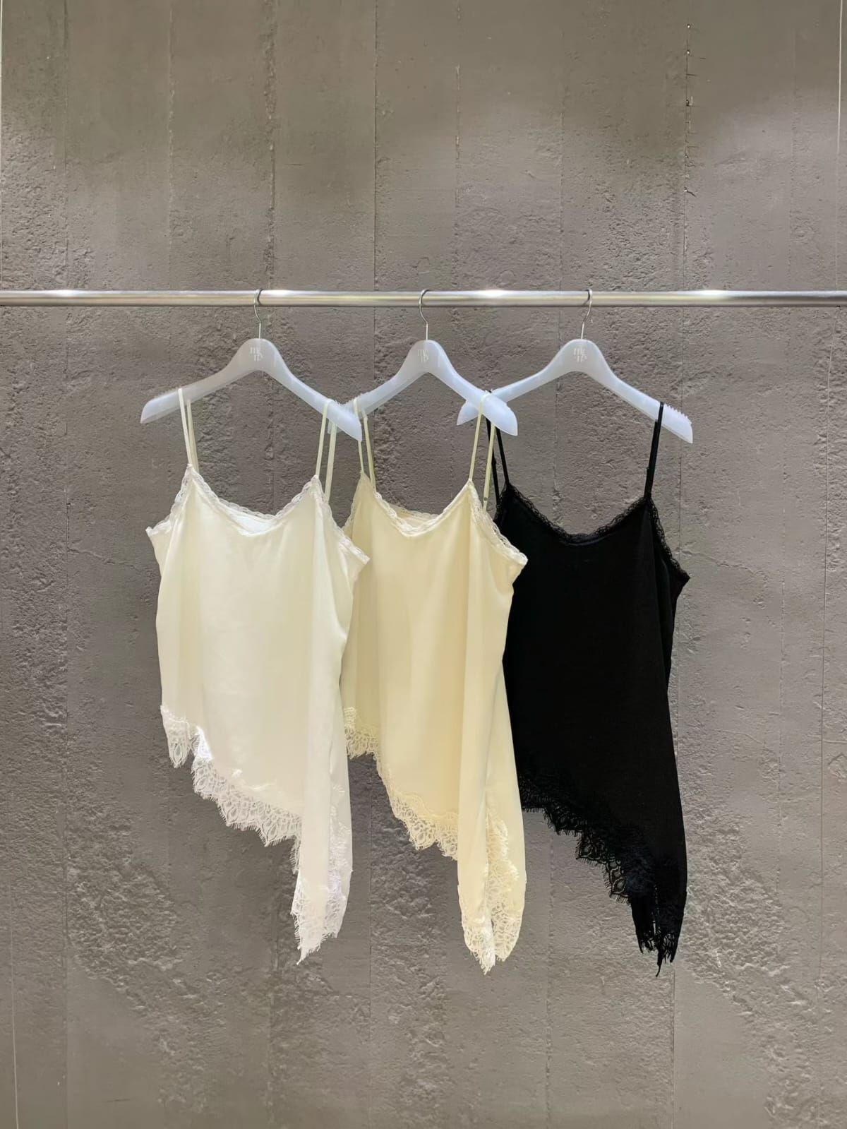 CC37 蕾絲邊細肩帶絲綢吊帶