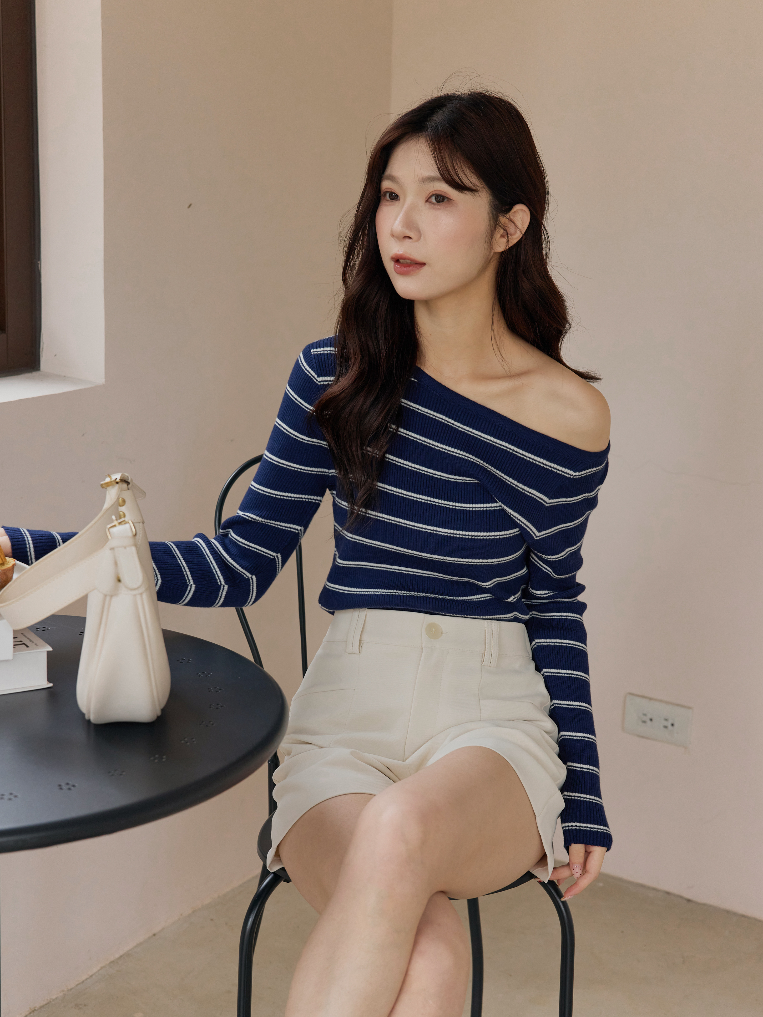 小性感斜領條紋針織